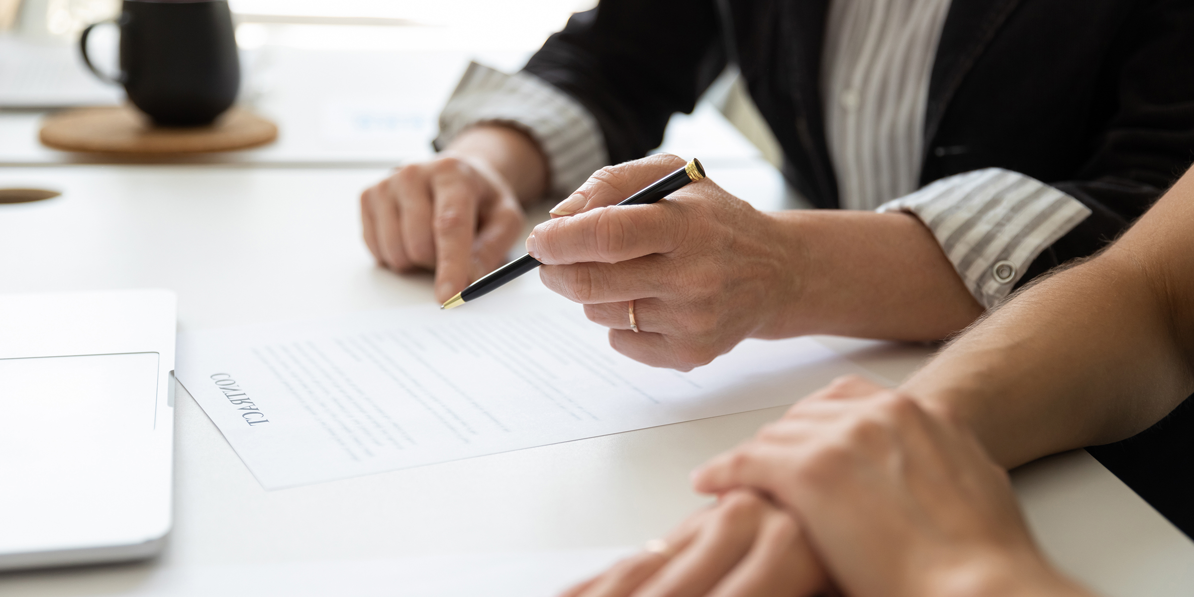 Gente sentada en una mesa con documentos | Fuente: Shutterstock