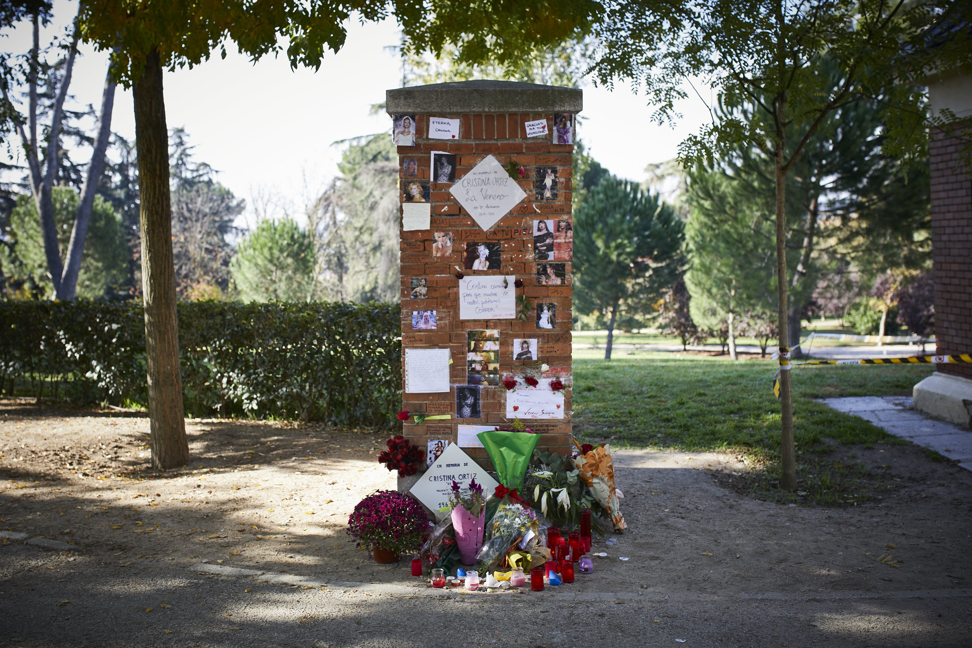 Altar en tributo a la memoria de Cristina "La Veneno" Ortiz en Madrid, España, en 2020. | Fuente: Getty Images