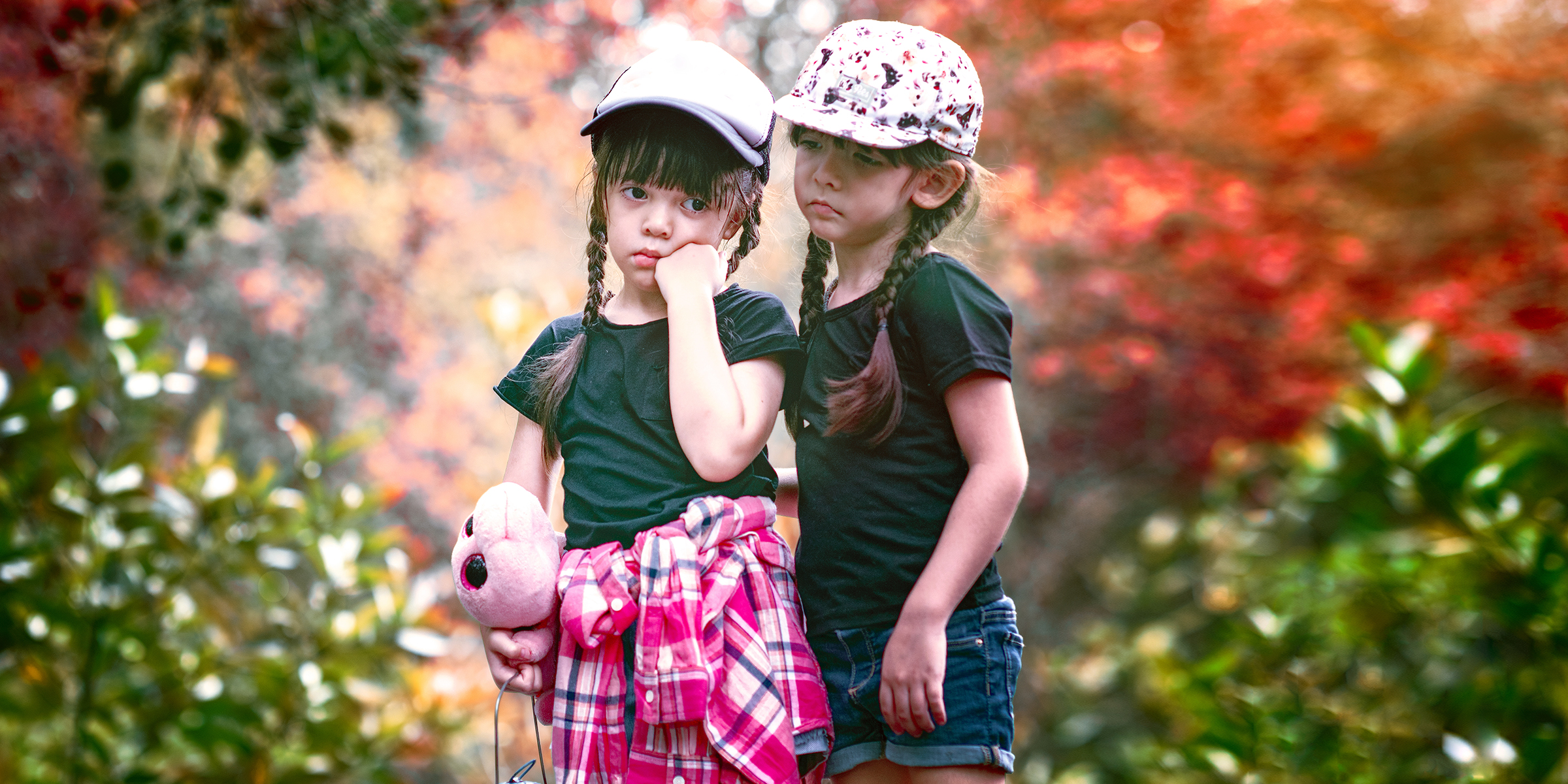 Dos niñas en un parque | Fuente: Shutterstock