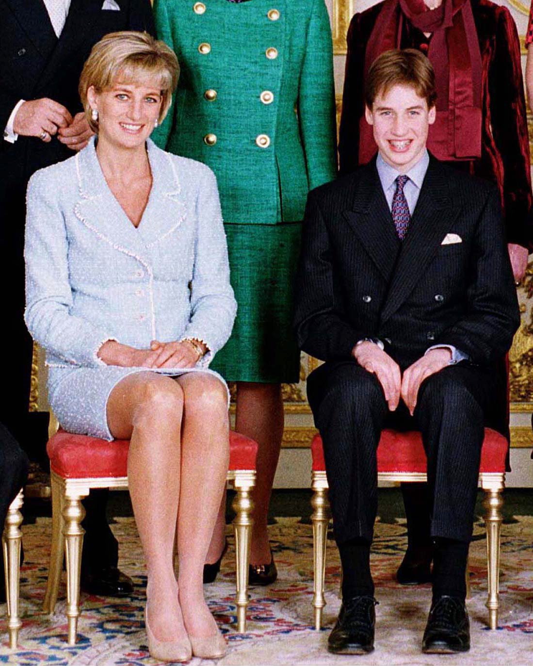 El príncipe William con la princesa Diana en su confirmación en el castillo de Windsor . | Foto: Getty Images 