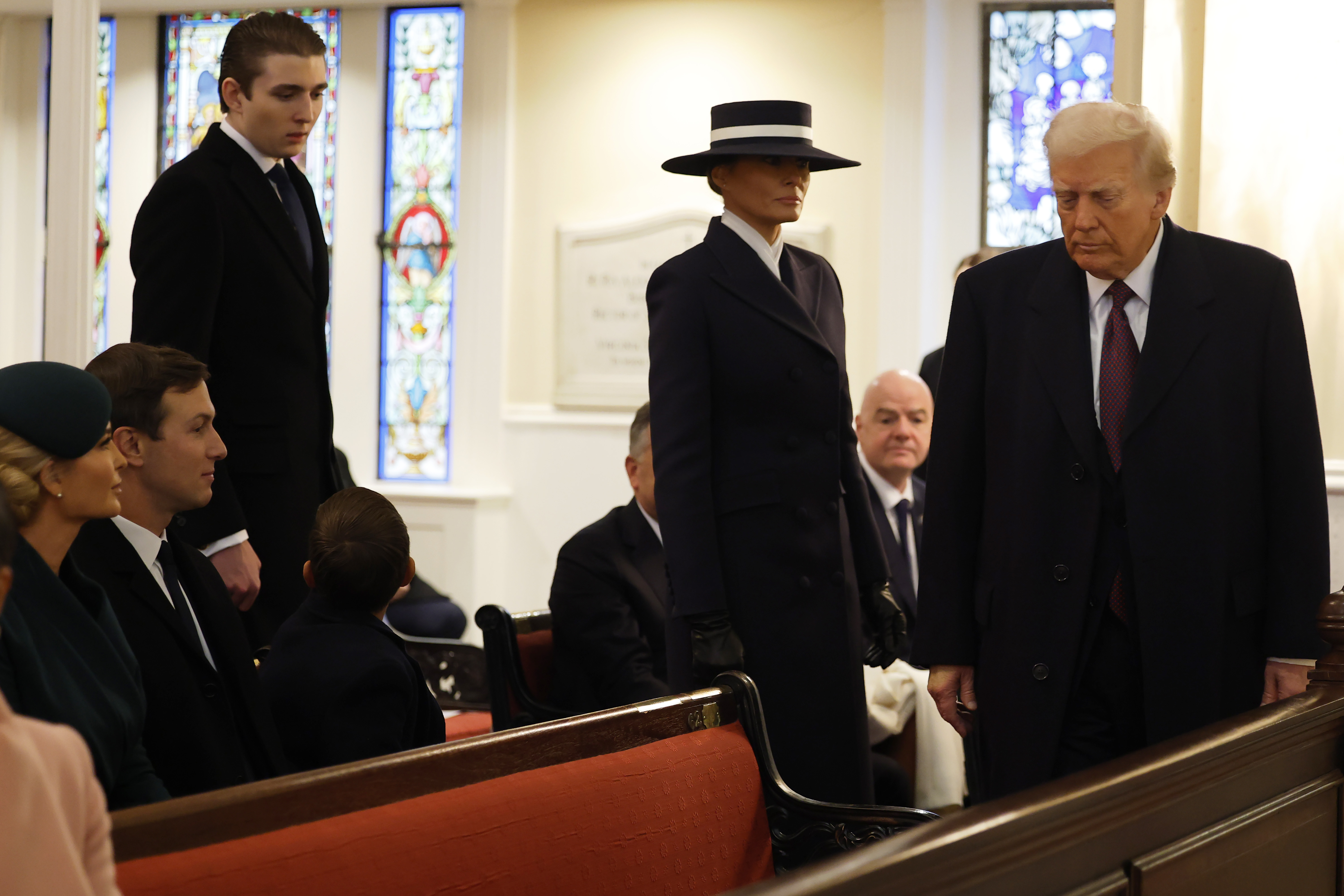 Barón Trump, Melania Trump y Donald Trump llegan a los servicios religiosos en la Iglesia de San Juan como parte de las ceremonias de Inauguración en Washington, DC, el 20 de enero de 2025 | Fuente: Getty Images