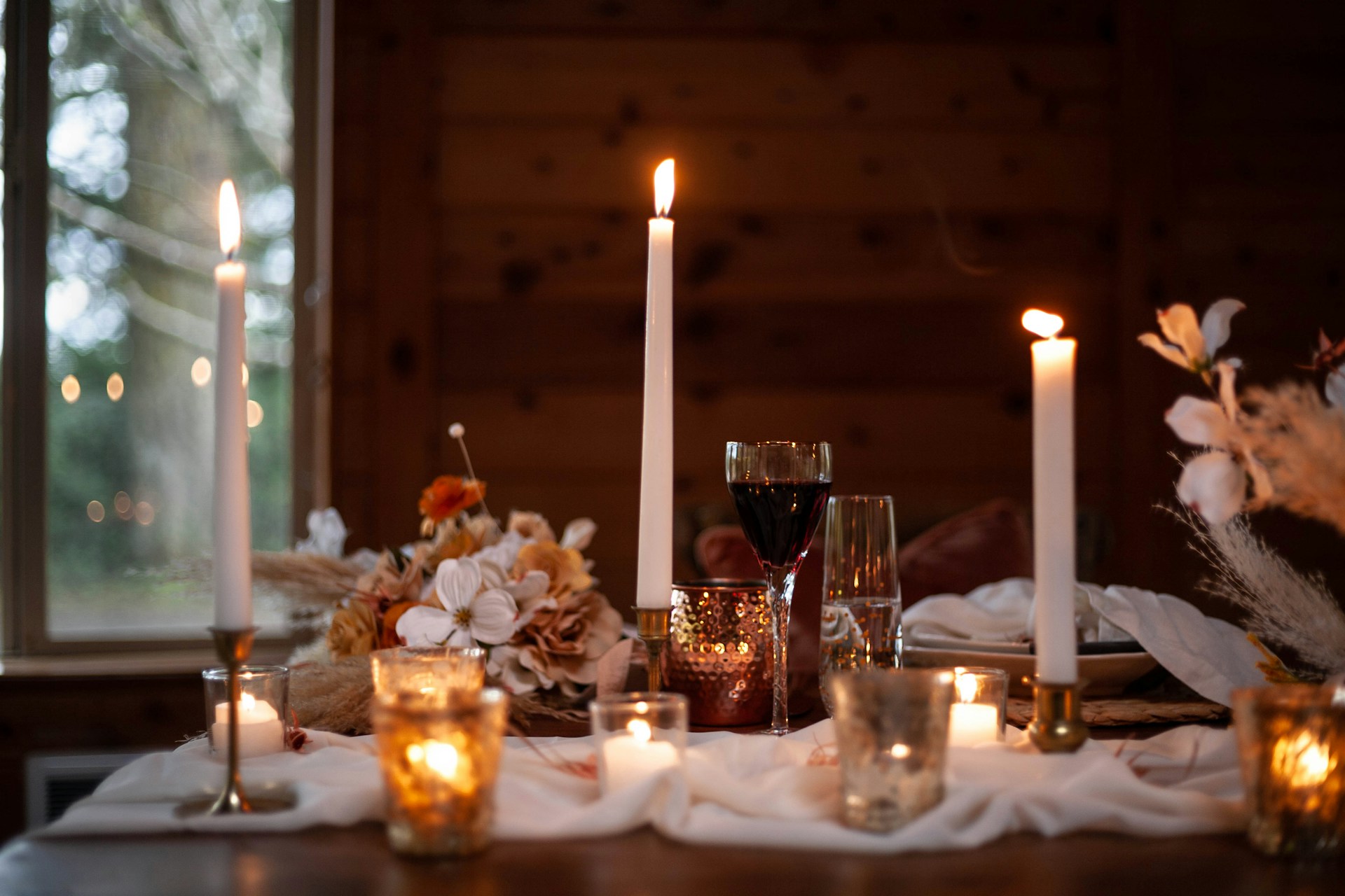 Una mesa puesta con bebidas y velas | Fuente: Unsplash