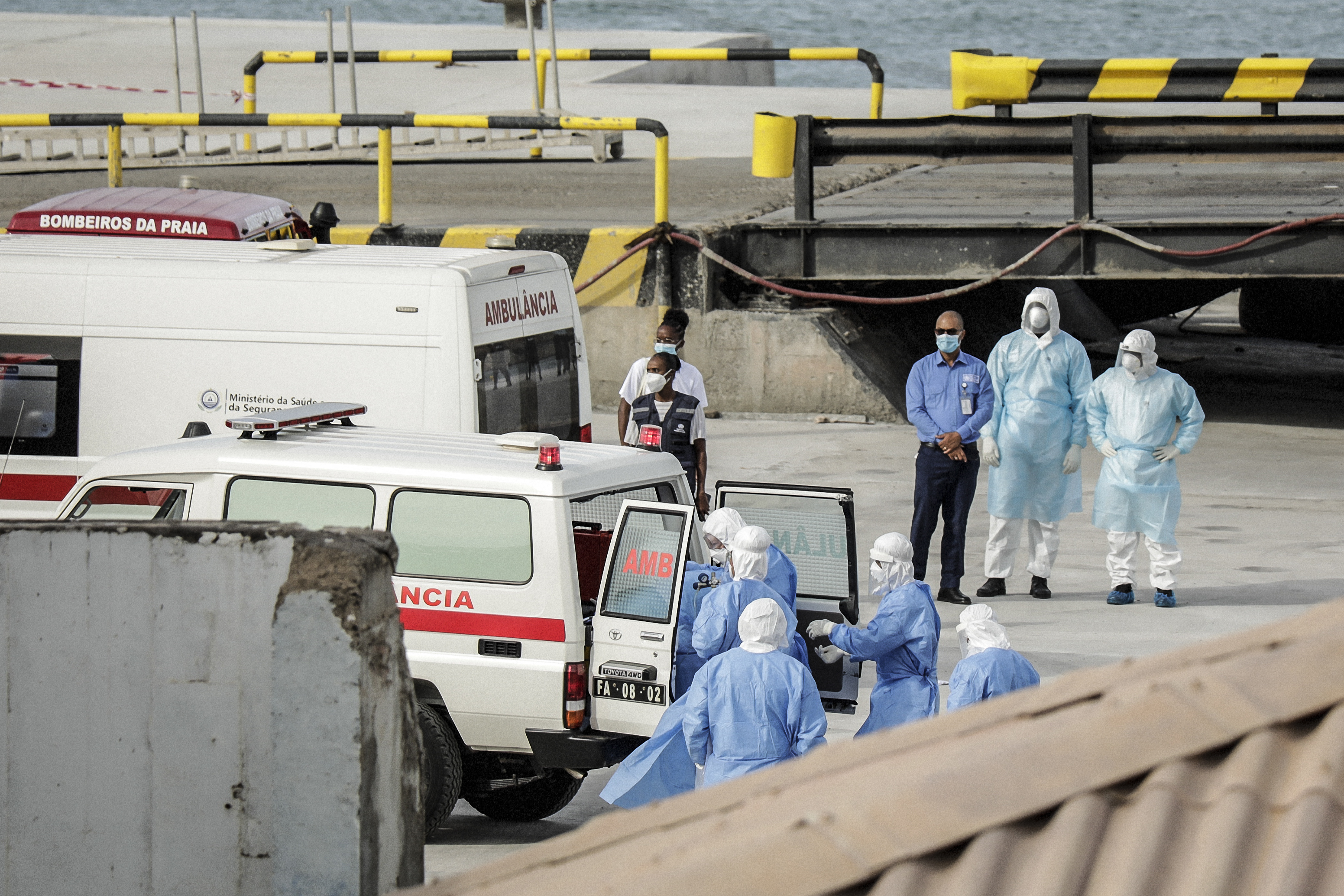 El 6 de mayo de 2026, se observa a personal sanitario que regresa del crucero MV Hondius en el puerto de Praia, la capital de Cabo Verde, mientras personas con trajes de protección biológica son ayudadas a subir a una ambulancia. | Fuente: Getty Images