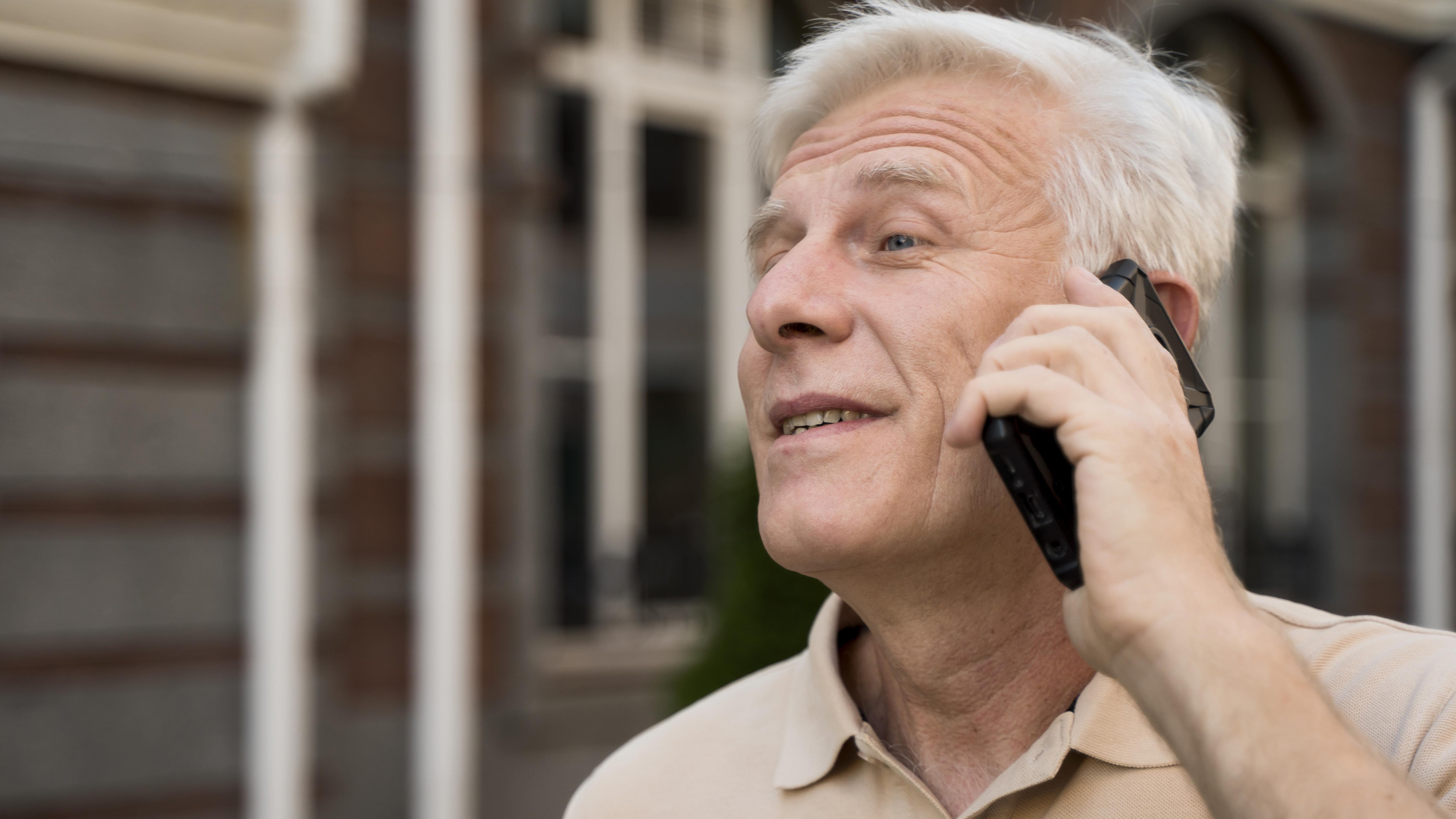 Un hombre mayor hablando por teléfono | Fuente: Freepik