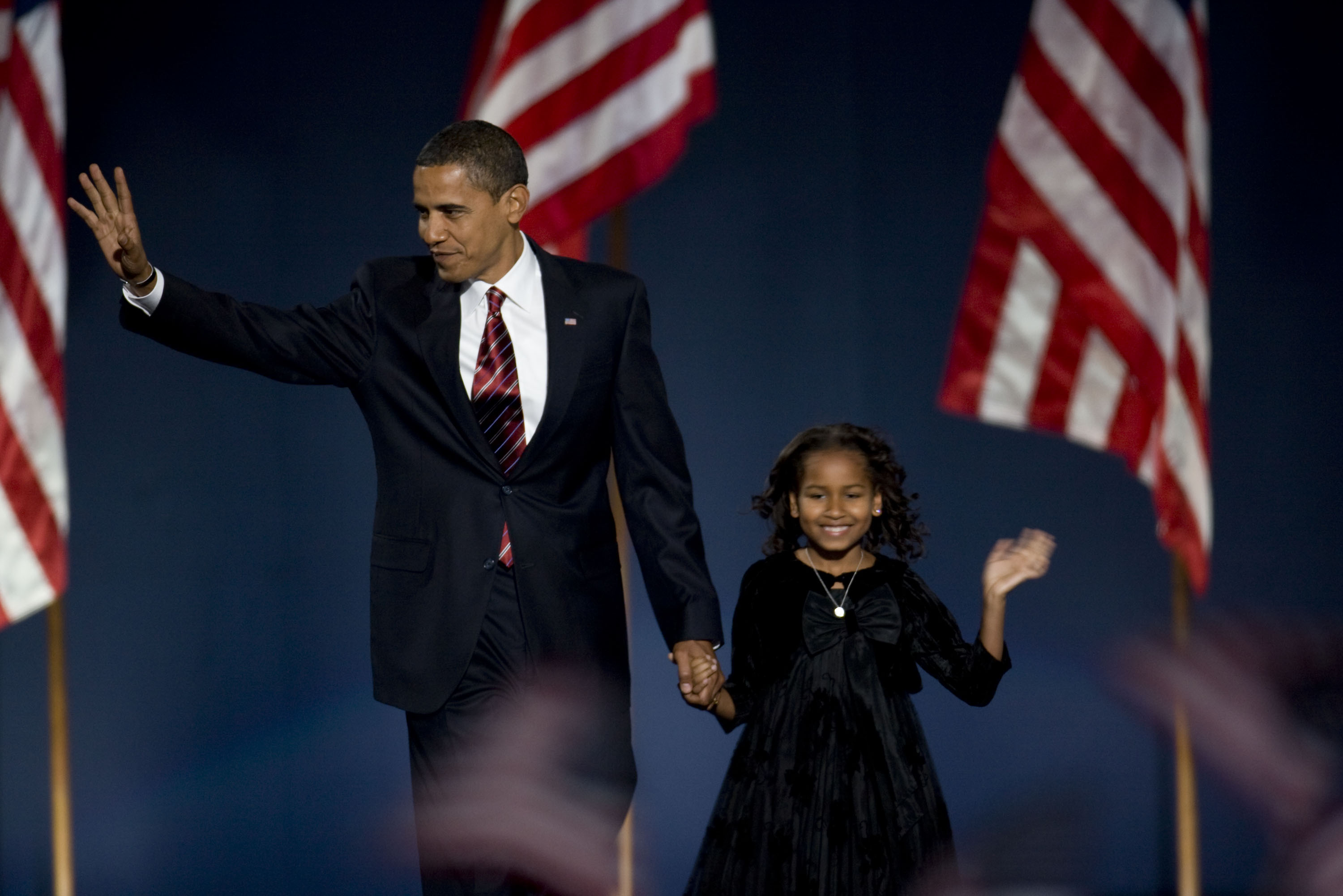 Barack y Sasha Obama durante una reunión de la noche electoral en Grant Park en Chicago, Illinois, el 4 de noviembre de 2008 | Fuente: Getty Images