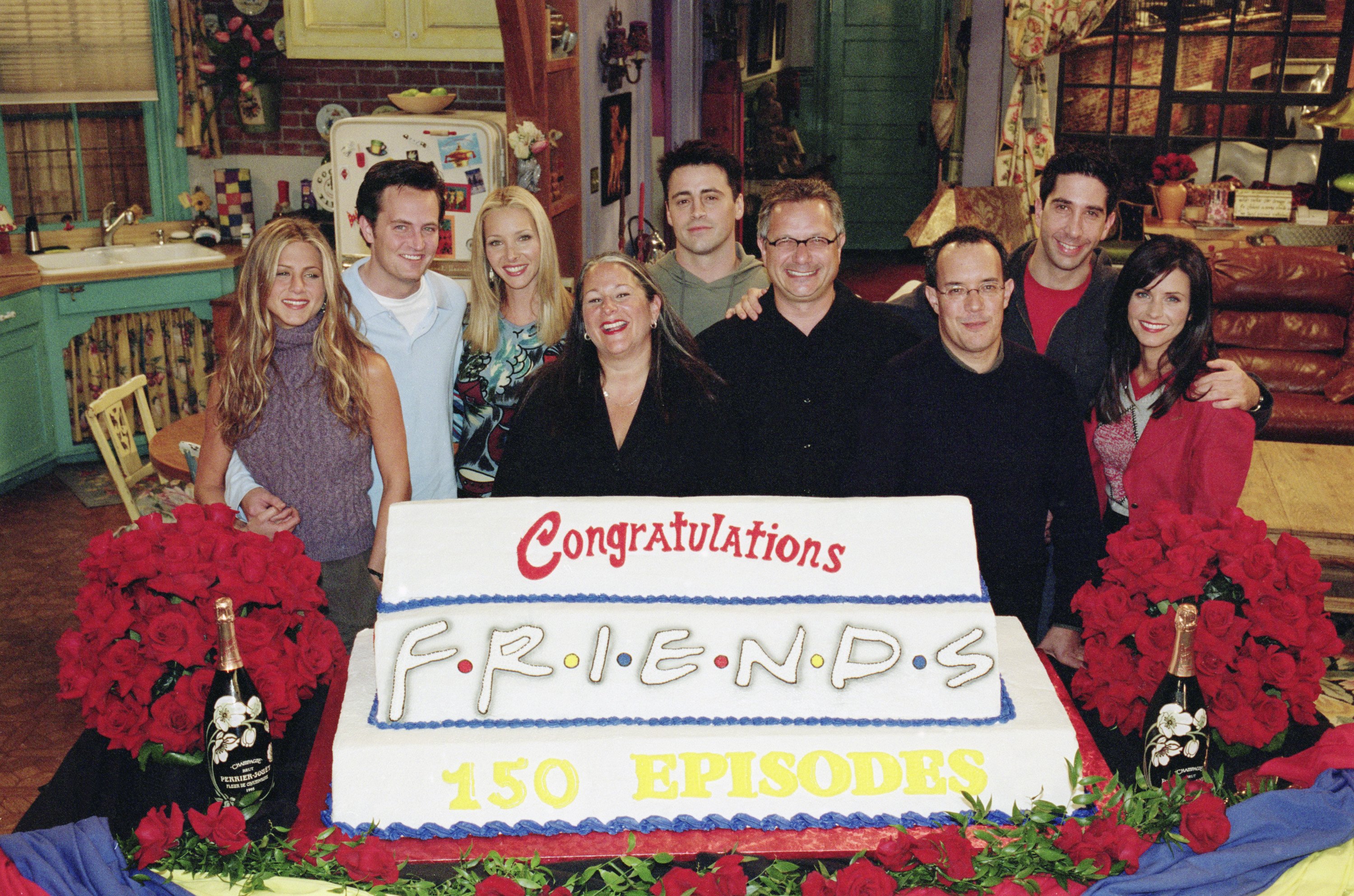 Jennifer Aniston, Matthew Perry, Lisa Kudrow, Marta Kauffman, Matt LeBlanc, Kevin S. Bright, David Crane, David Schwimmer y Courteney Cox en el plató de "Friends" el 29 de mayo de 2009 | Fuente: Getty Images