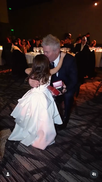 Fernando Burlando junto a su hija Sarah Burlando en la gala solidaria organizada por Margarita Barrientos | Fuente: Instagram/barbaritafranco21