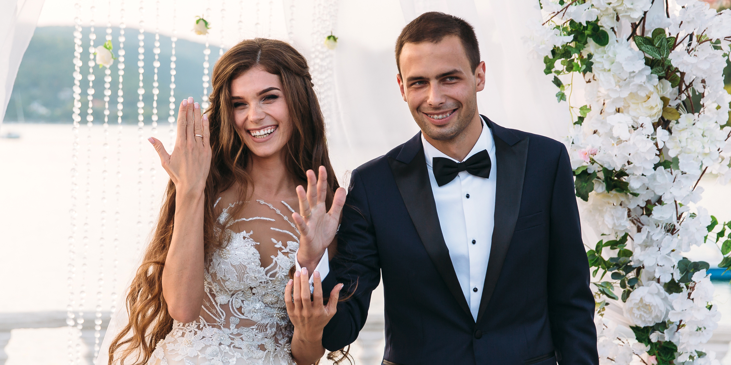 Una feliz pareja de recién casados | Fuente: Shutterstock