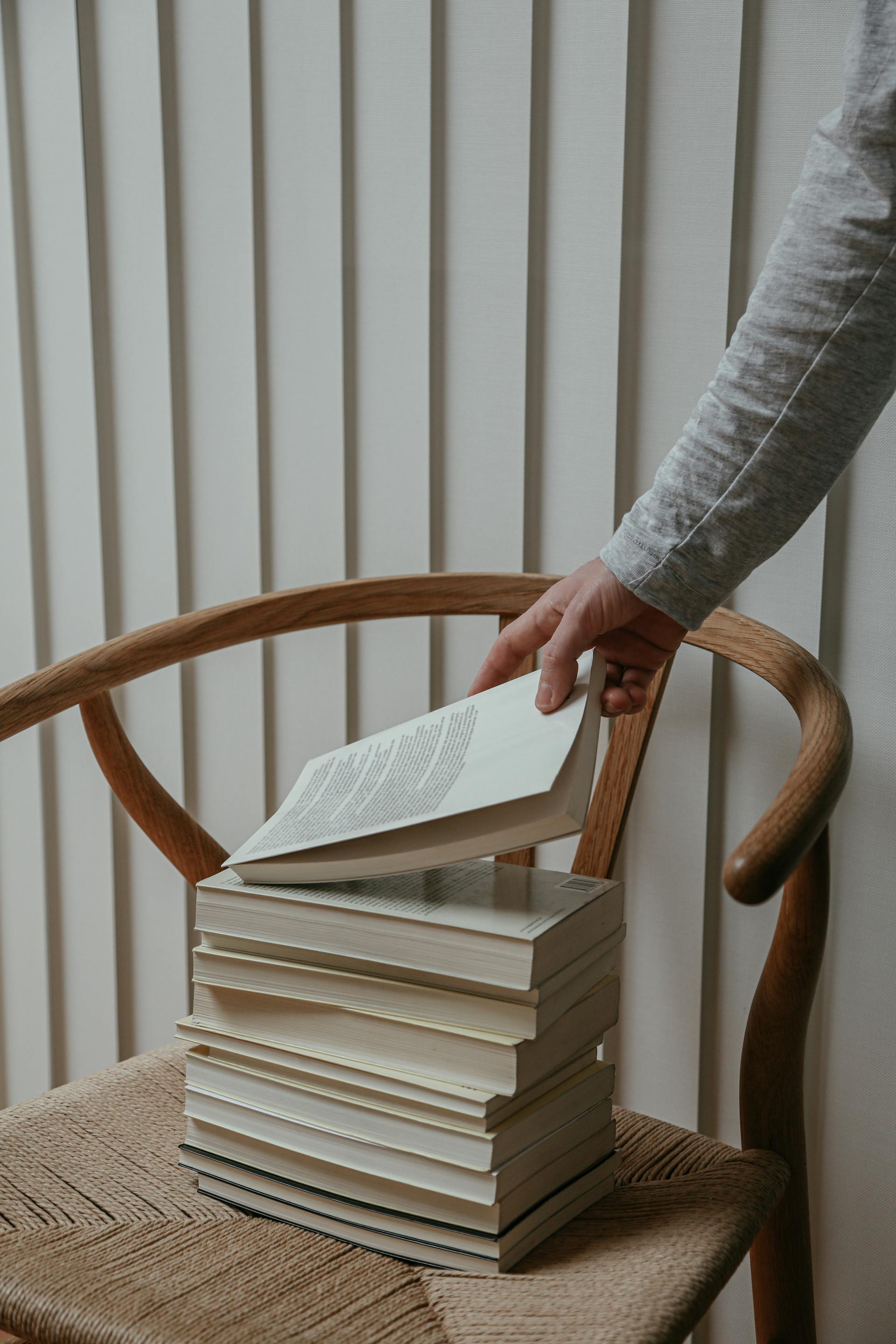 Una persona cogiendo un libro | Fuente: Pexels