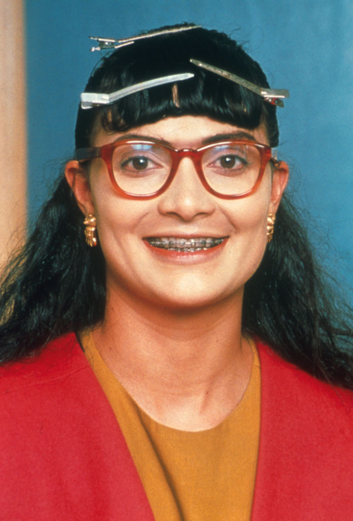 Ana María Orozco posa para un retrato caracterizada como Betty Pinzón, su personaje en la comedia de la cadena Telemundo "Betty la fea", del año 2000. | Fuente: Getty Images