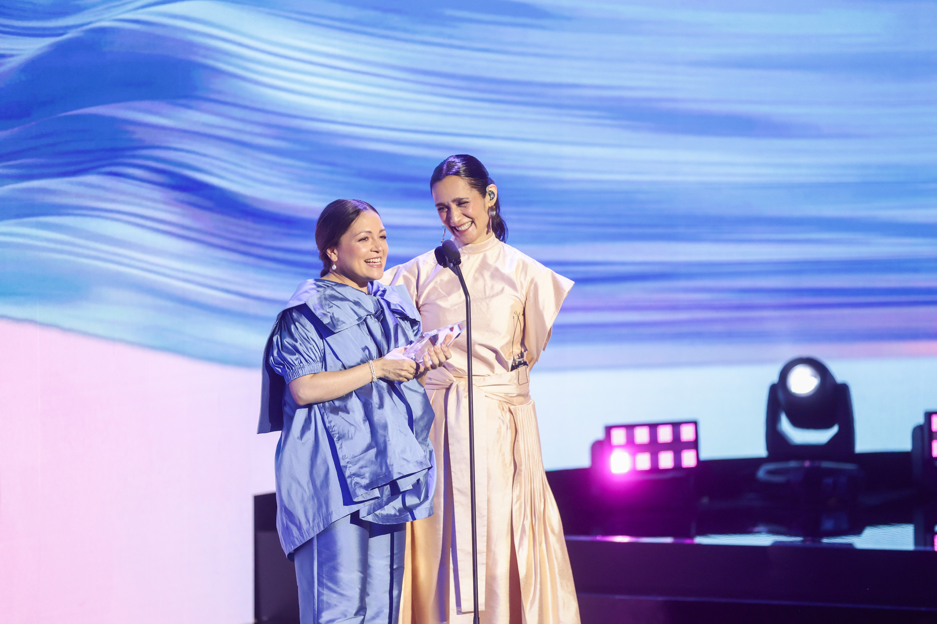 Natalia Lafourcade y Julieta Venegas en el Telemundo Center en Miami, FL el 23 de abril de 2026. | Fuente: Getty Images.