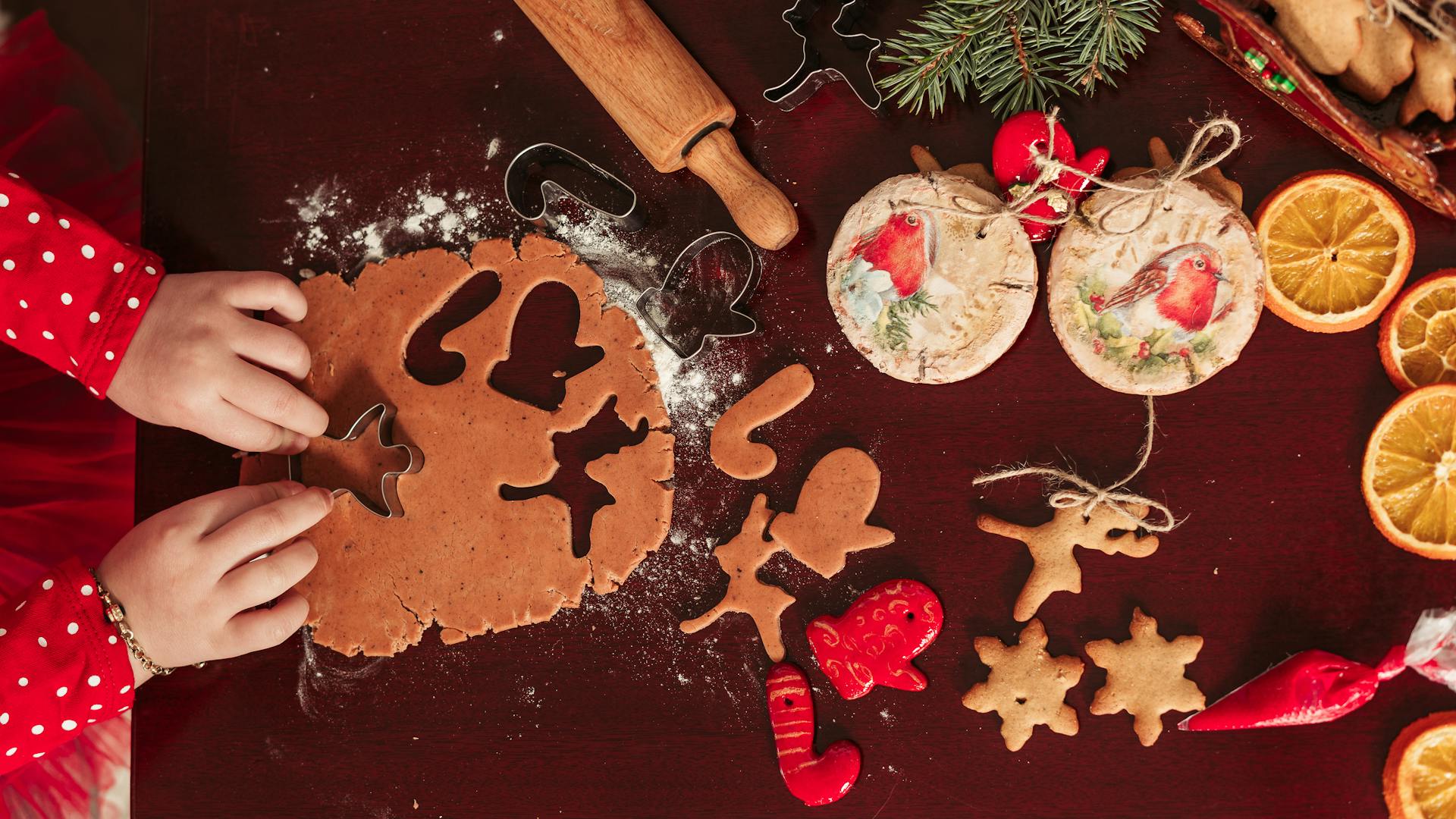 Un niño cortando formas de masa de galletas | Fuente: Pexels