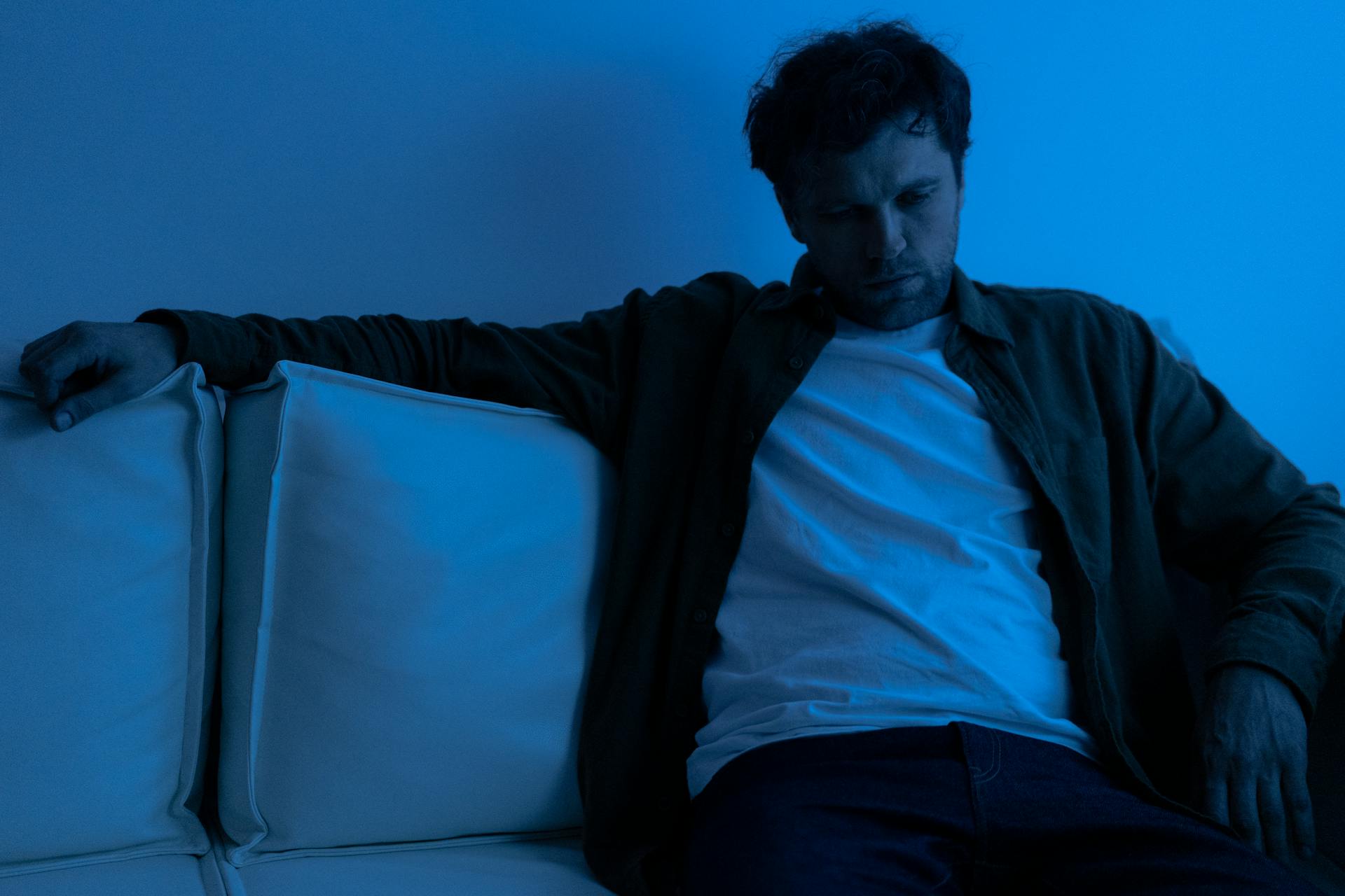 Un hombre sentado en un sofá | Fuente: Pexels