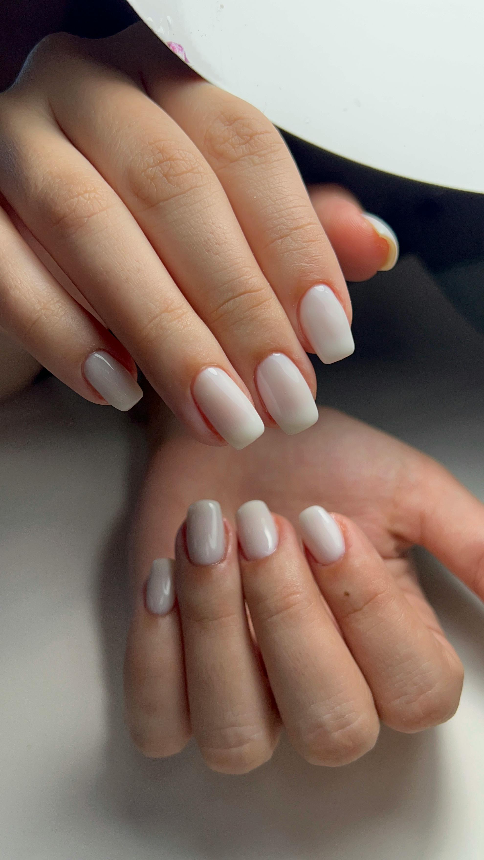 Una persona con las uñas pintadas de blanco | Fuente: Pexels
