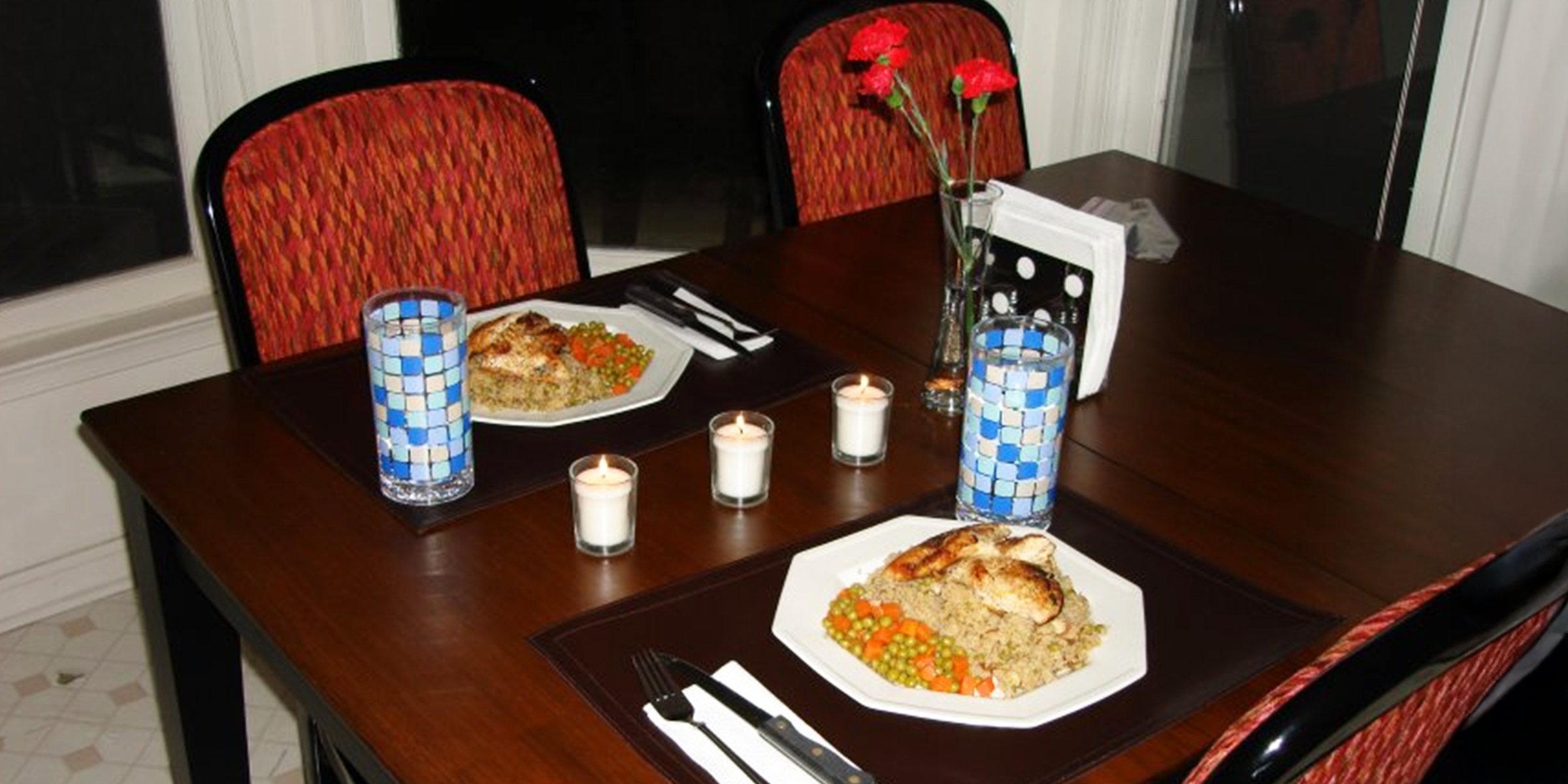 Una mesa preparada para una cena romántica a la luz de las velas | Fuente: Flickr.com/MarkDoliner (CC BY-SA 2.0)