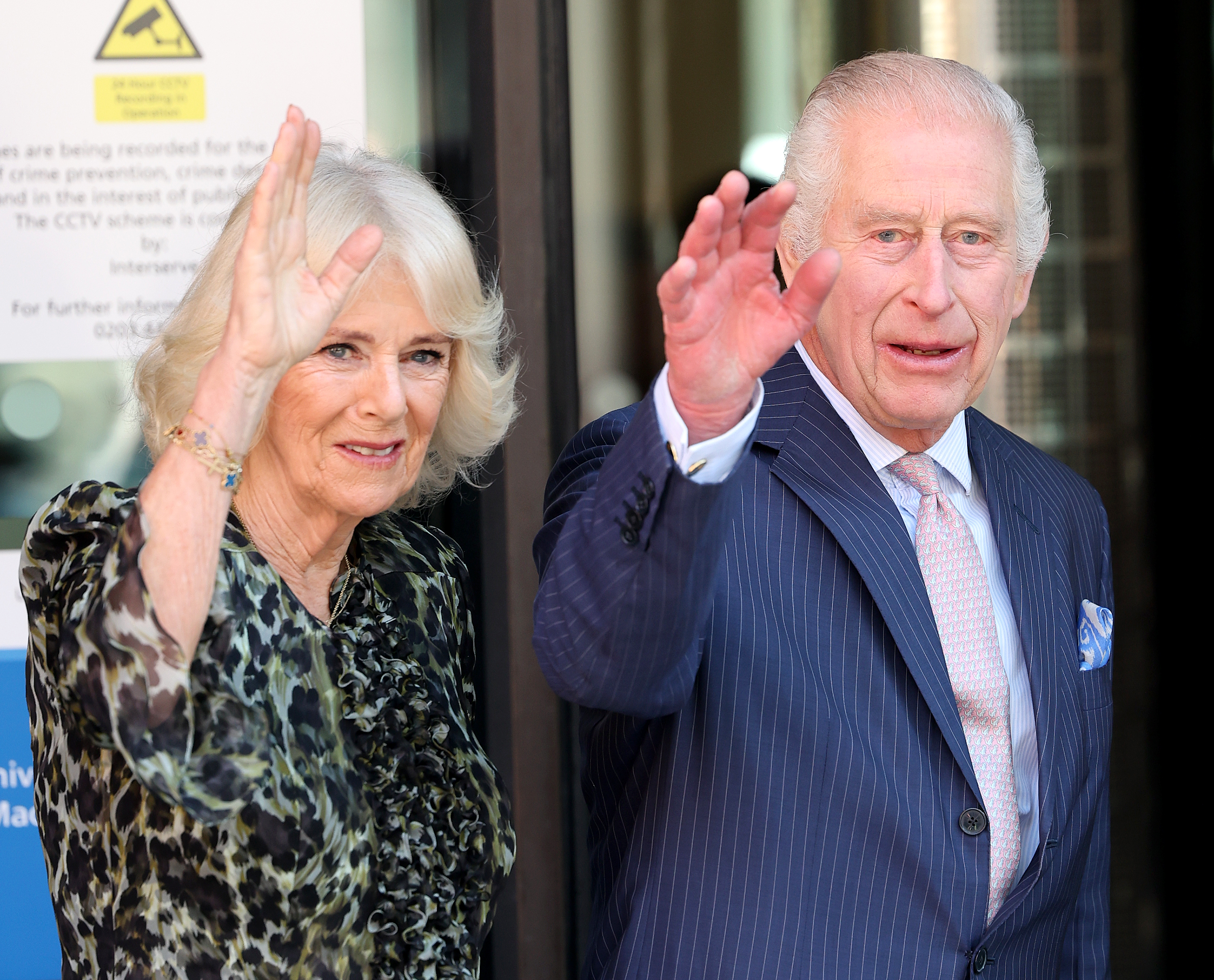 El rey Charles III y la reina Camilla visitan el Centro Oncológico Macmillan del University College Hospital el 30 de abril de 2024 en Londres, Inglaterra | Fuente: Getty Images