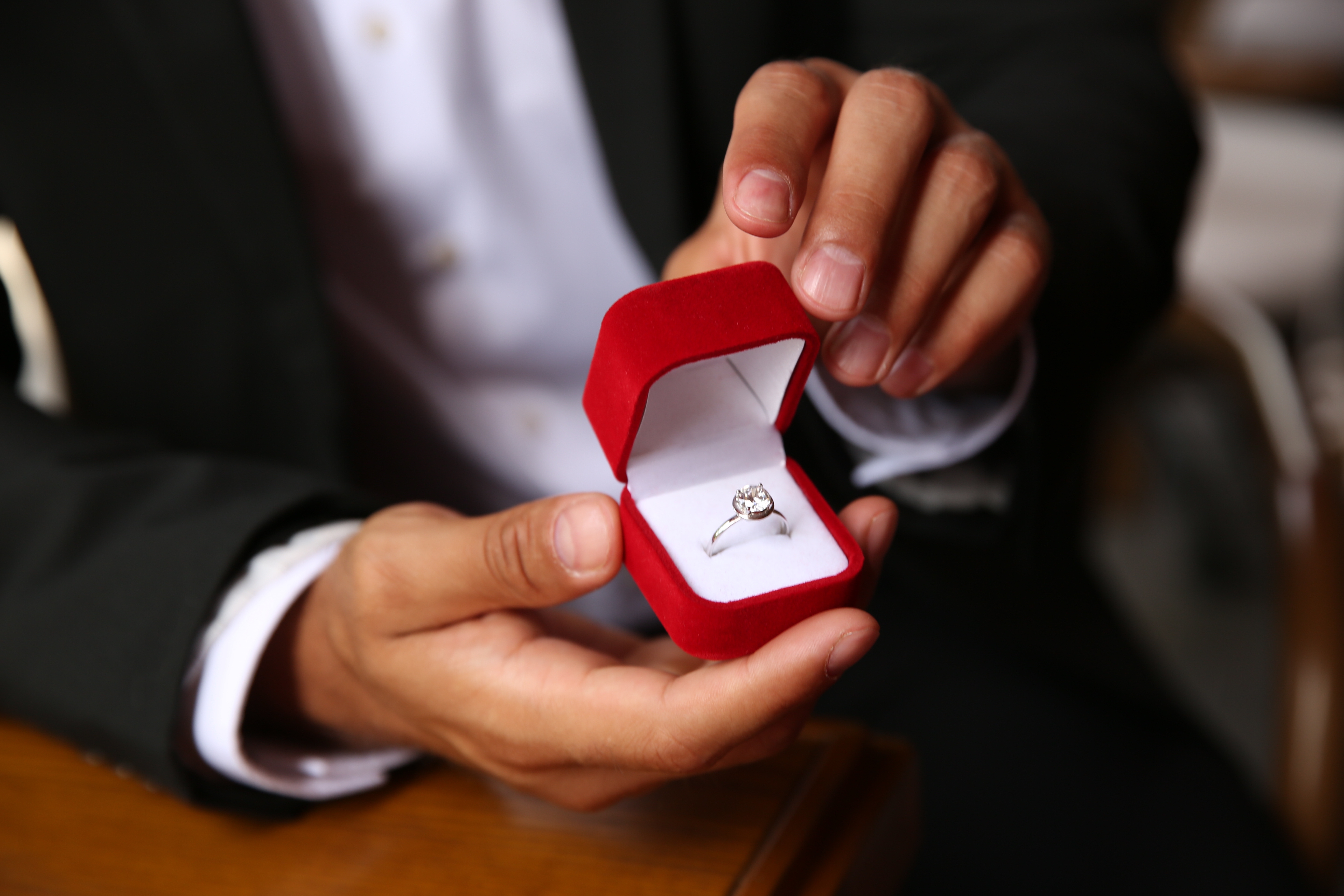 Primer plano de un anillo en las manos de un hombre | Fuente: Shutterstock
