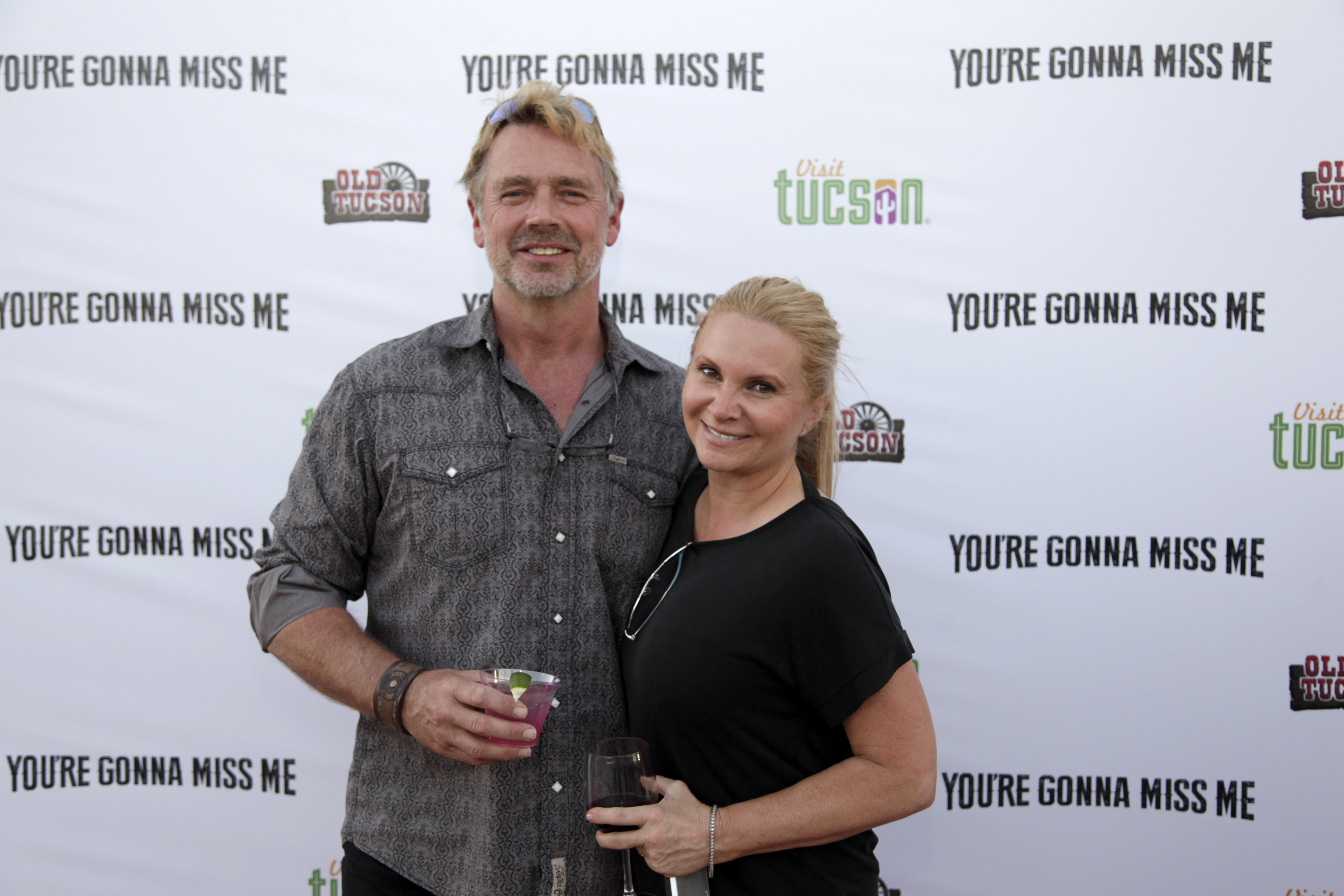 John Schneider y Alicia Allain asisten al estreno de "Me vas a echar de menos", 2017 | Fuente: Getty Images