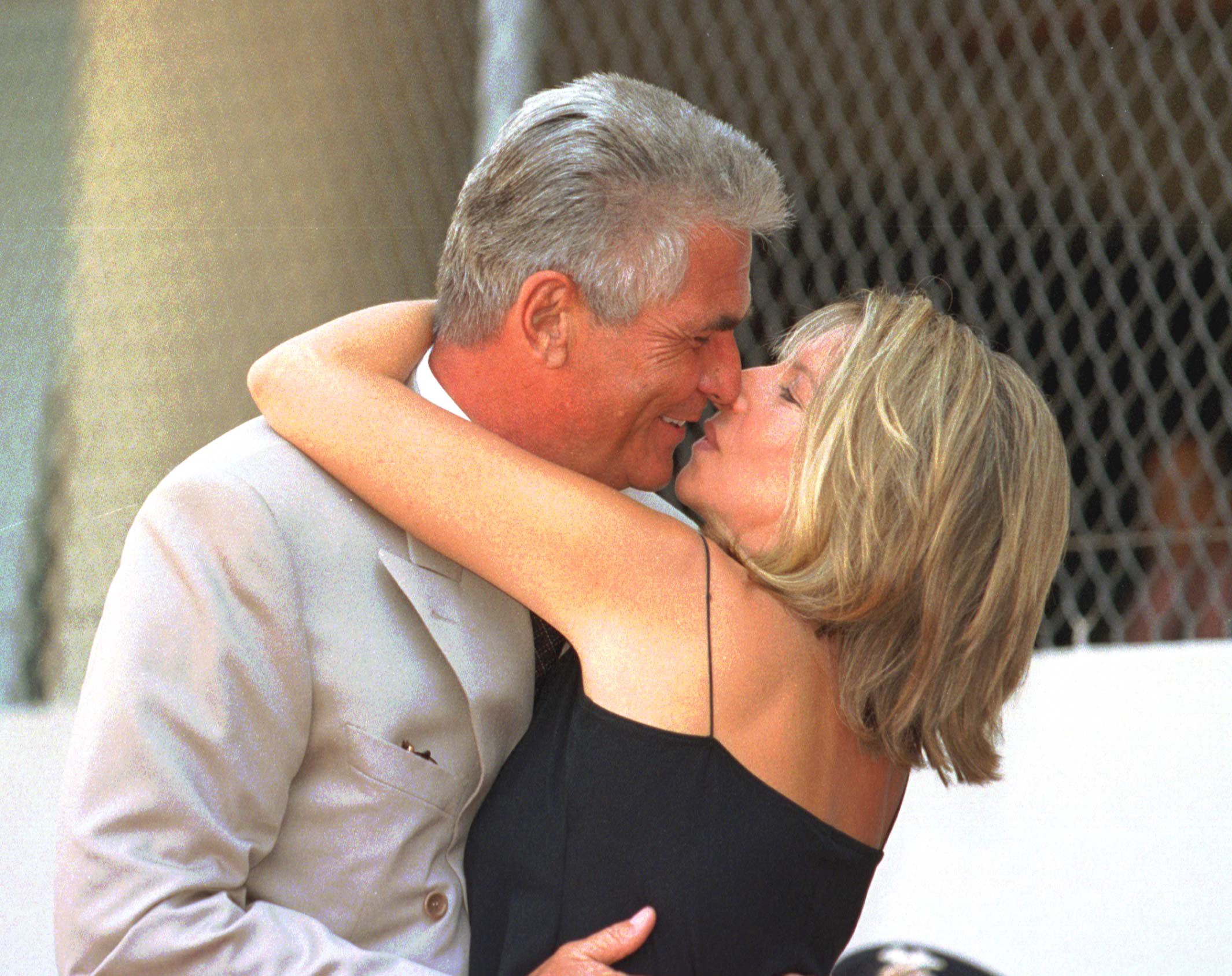 Barbara Streisand y James Brolin en Los Ángeles en 1998. | Fuente: Getty Images