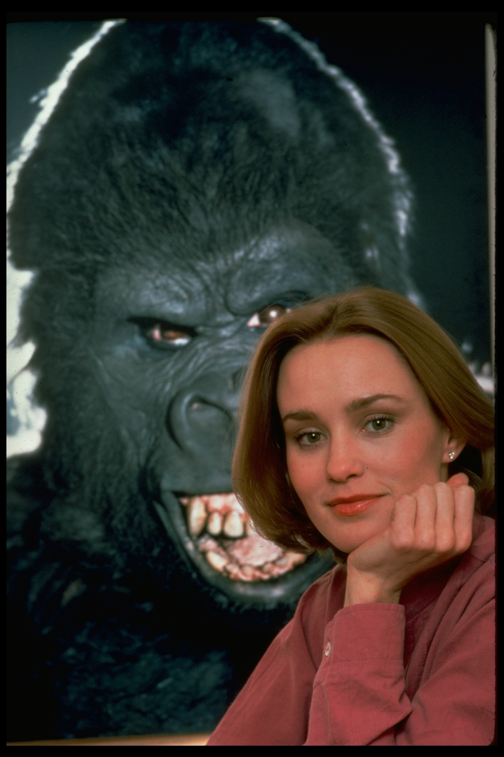 Jessica Lange posa ante la proyección de un simio gigante en una imagen promocional de la película "King Kong" en 1977| Fuente: Getty Images