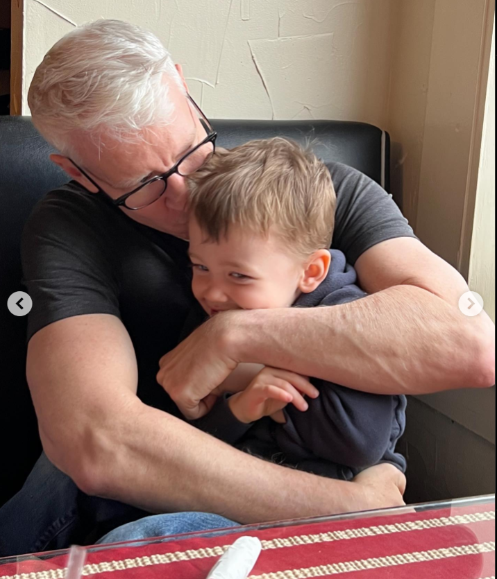 Anderson Cooper y su hijo, el 27 de abril de 2023 | Foto: Instagram/andersoncooper
