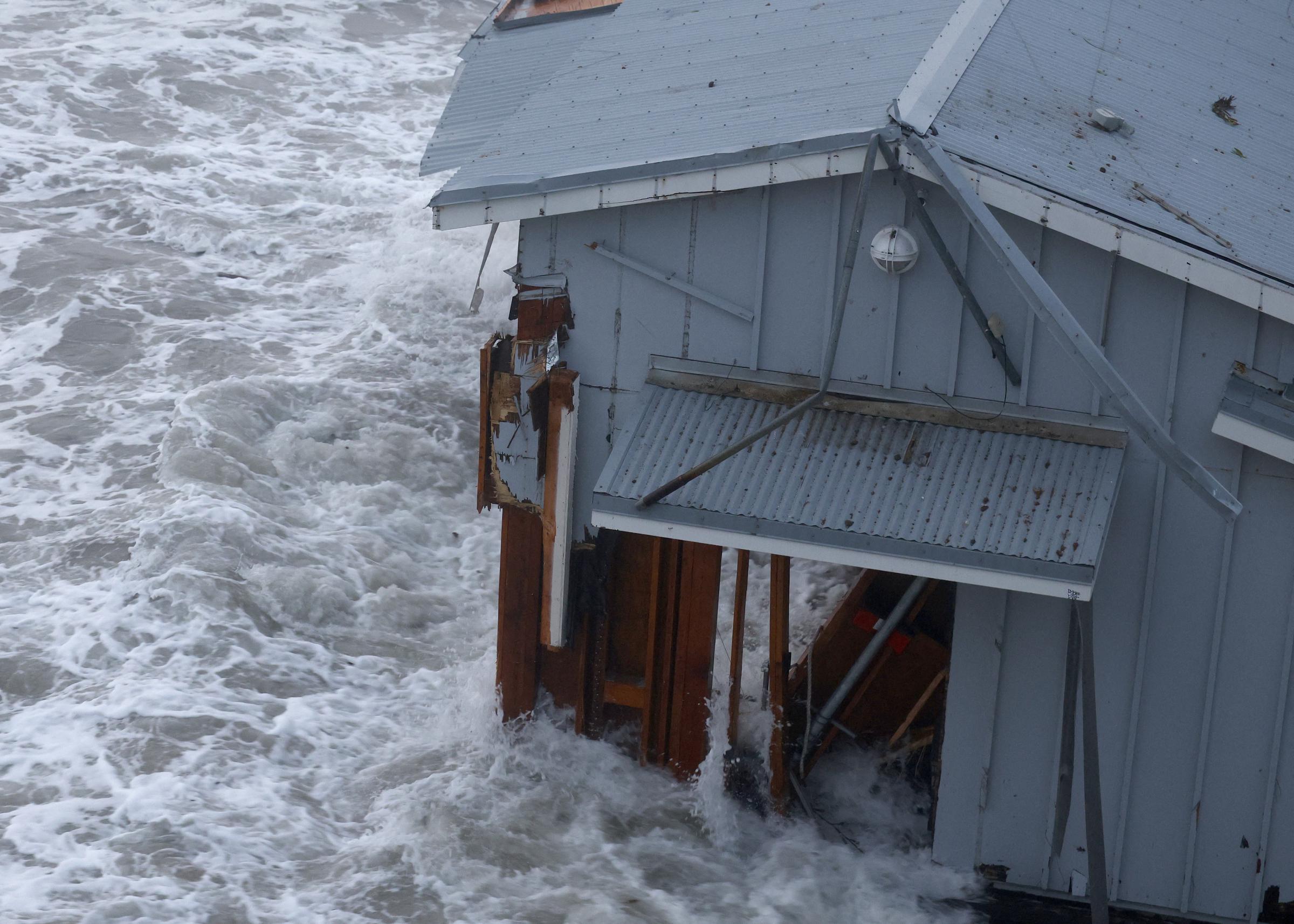 El muelle derrumbado del embarcadero de Santa Cruz en Santa Cruz, California, el 23 de diciembre de 2024 | Fuente: Getty Images