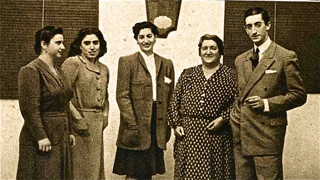 Manuel Laureano “Manolete” Rodríguez Sánchez, legendario torero español, con su madre y sus hermanas. | Imagen: Flickr