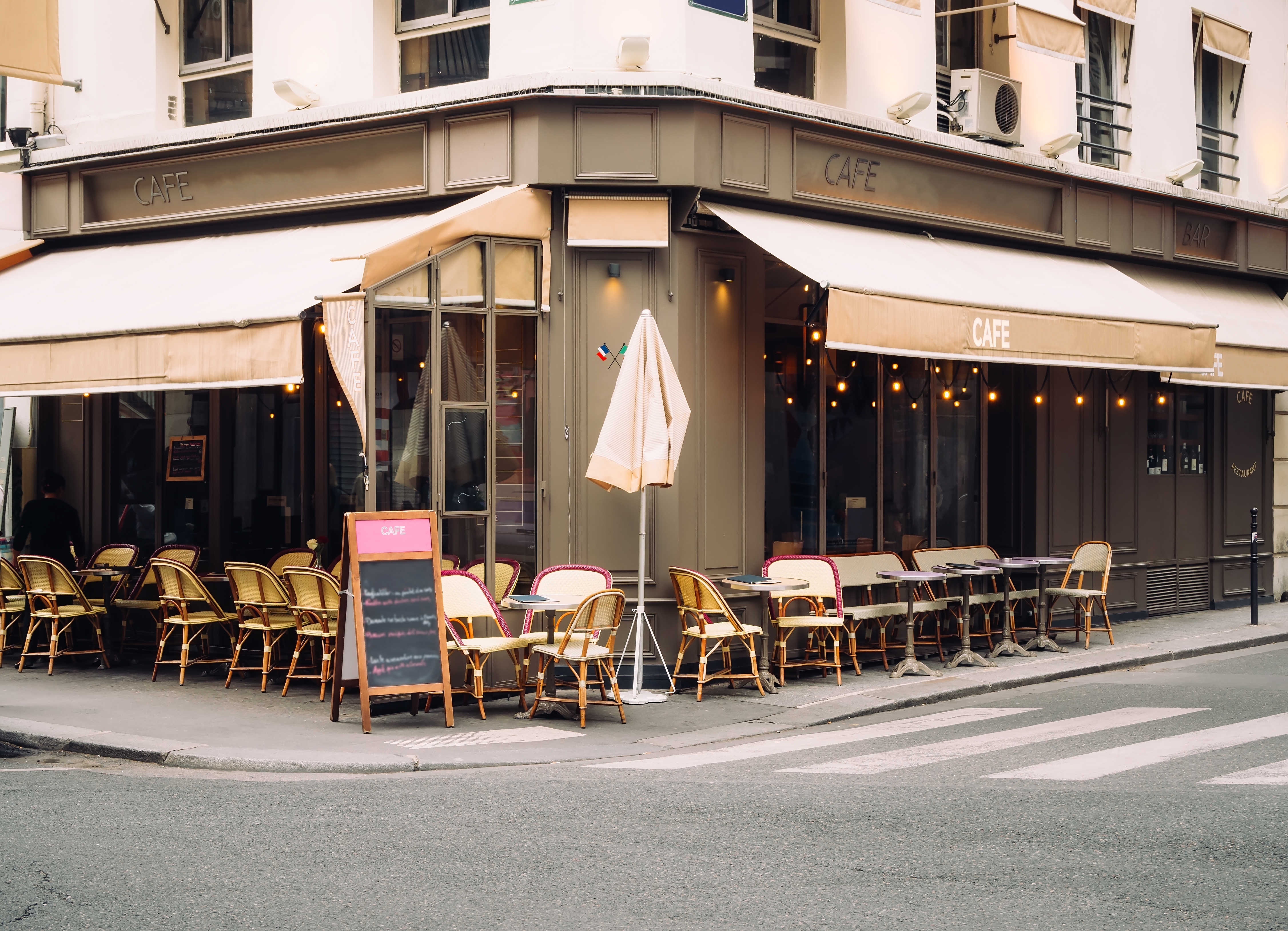 Acogedora calle con mesas de cafetería | Fuente: Shutterstock