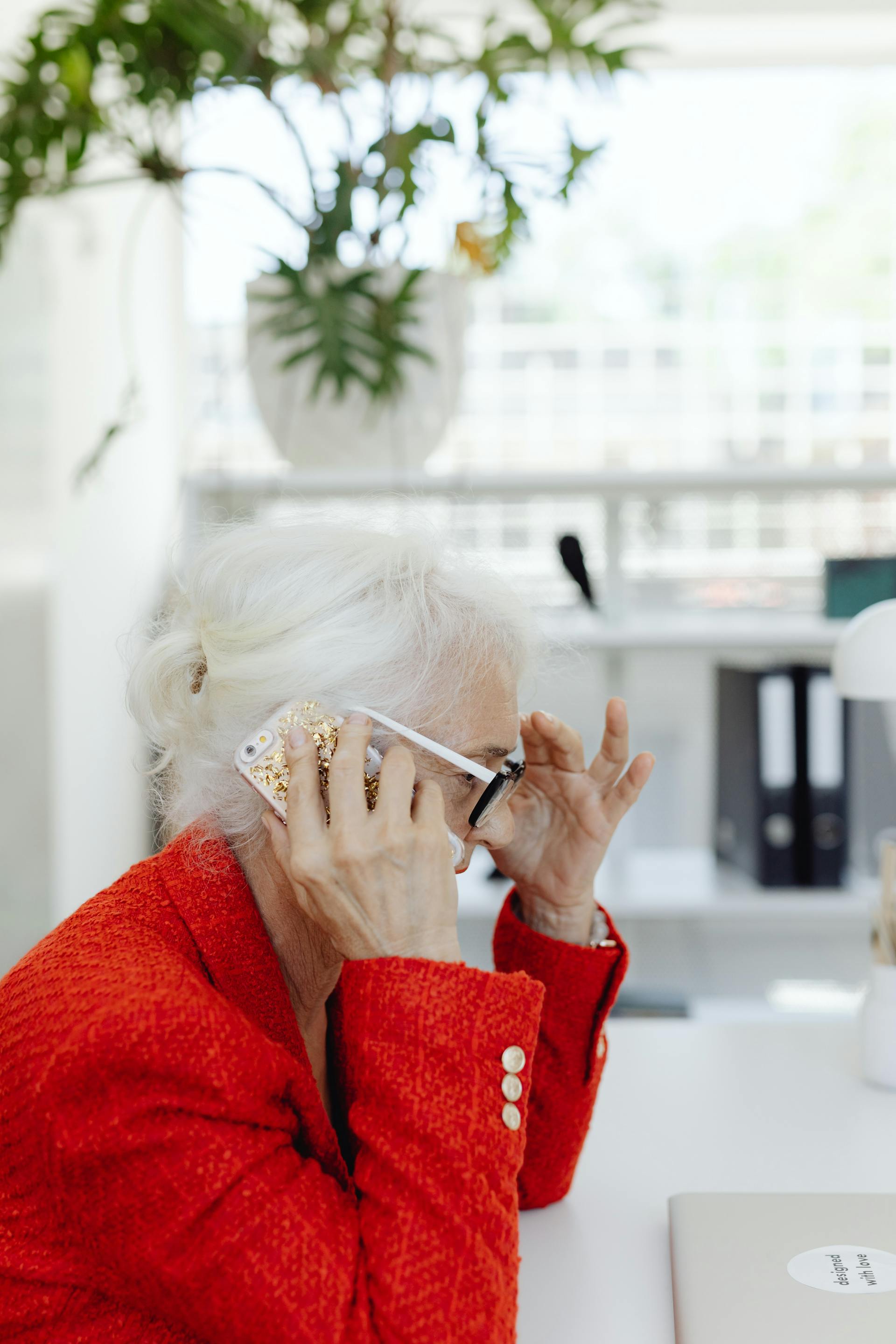 Una mujer mayor hablando por teléfono | Fuente: Pexels