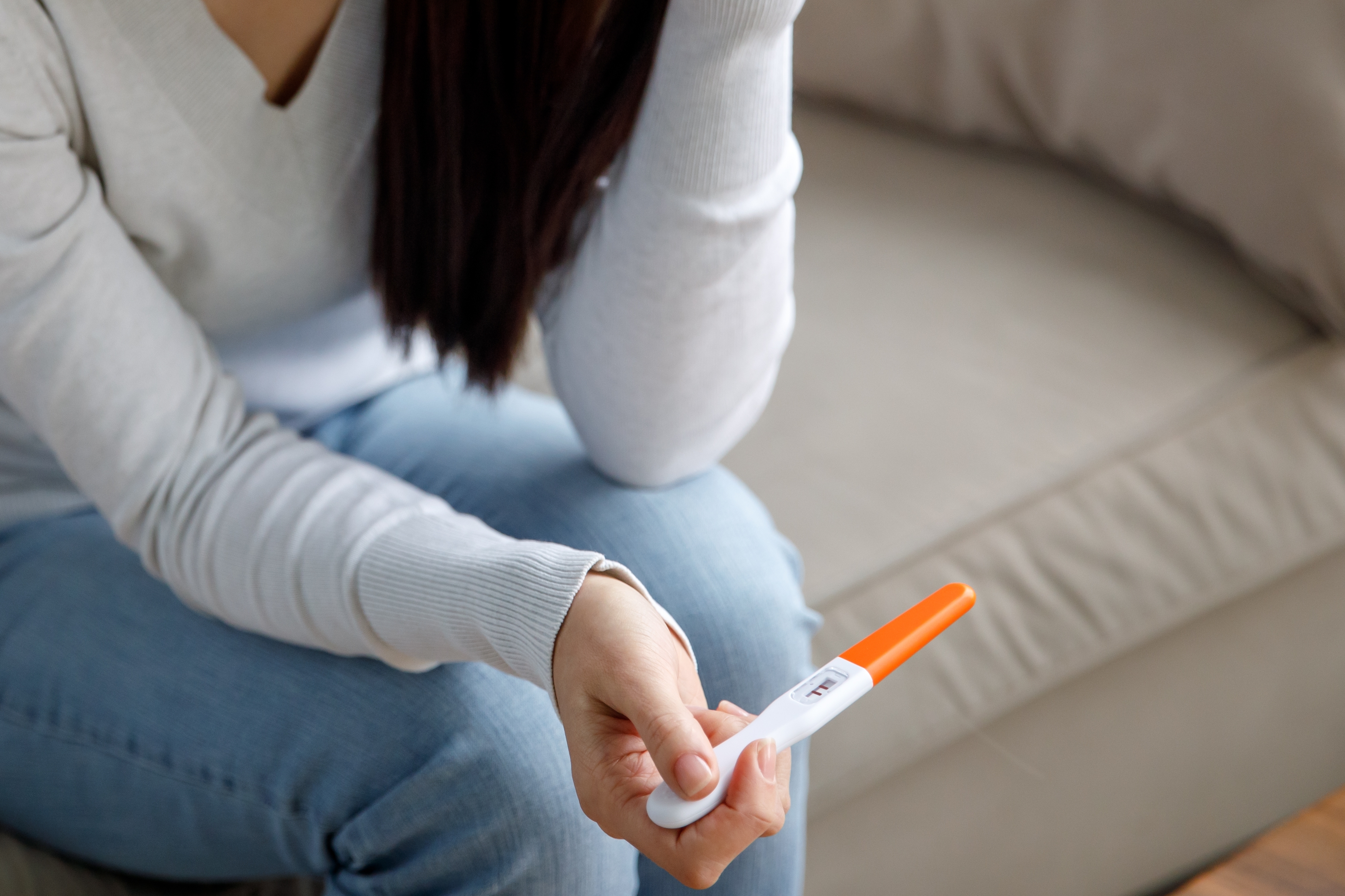 Una mujer sosteniendo una prueba de embarazo | Foto: Shutterstock