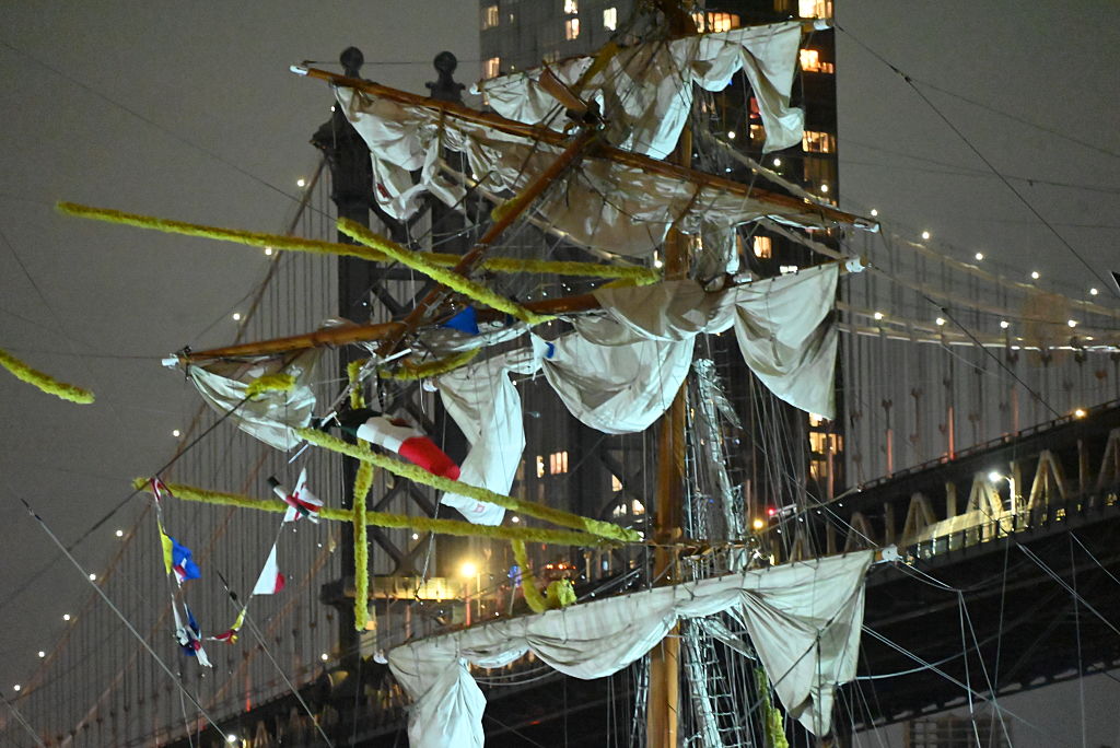 Los mástiles del buque Cuauhtémoc tras la colisión. | Foto: Getty Images
