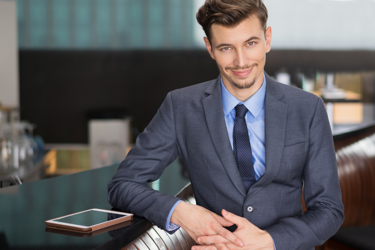 Un hombre encantador con un traje elegante | Fuente: Freepik