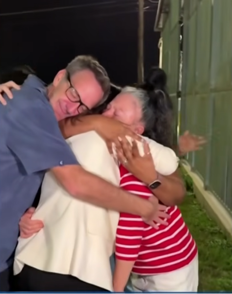 Carmen Mejía en un abrazo con sus familiares tras su liberación, el 11 de marzo de 2026 en un centro de detención de Austin, Texas | Fuente: YouTube/Noticias Telemundo