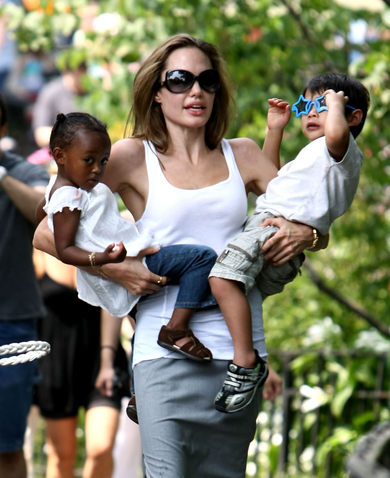 Angelina Jolie con Zahara y Maddox en el Carrusel de Central Park el 25 de agosto de 2007, en Nueva York. | Fuente: Getty Images