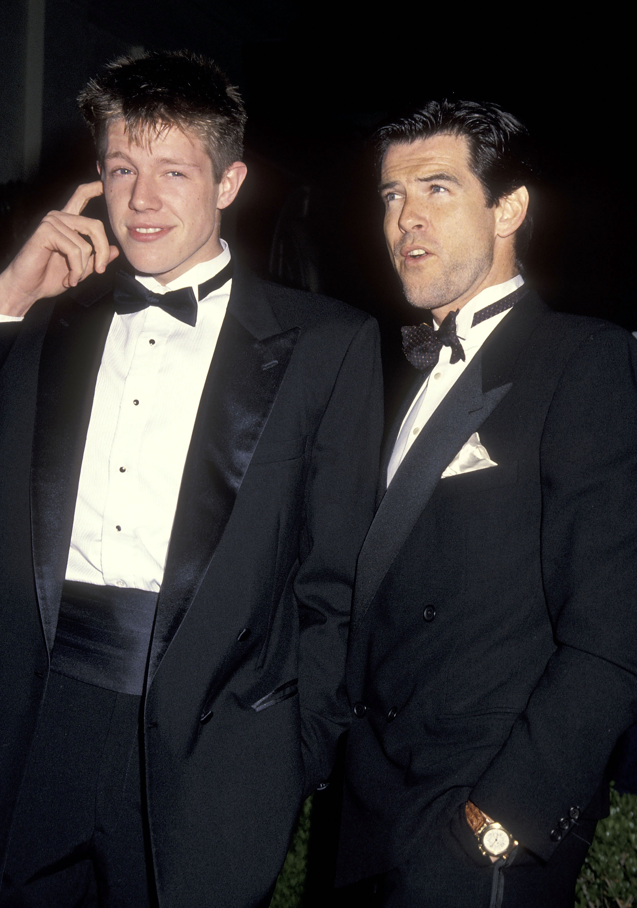 Christopher y Pierce Brosnan en la 64ª Fiesta Anual Previa a los Premios de la Academia en Hollywood, California, el 27 de marzo de 1992 | Fuente: Getty Images
