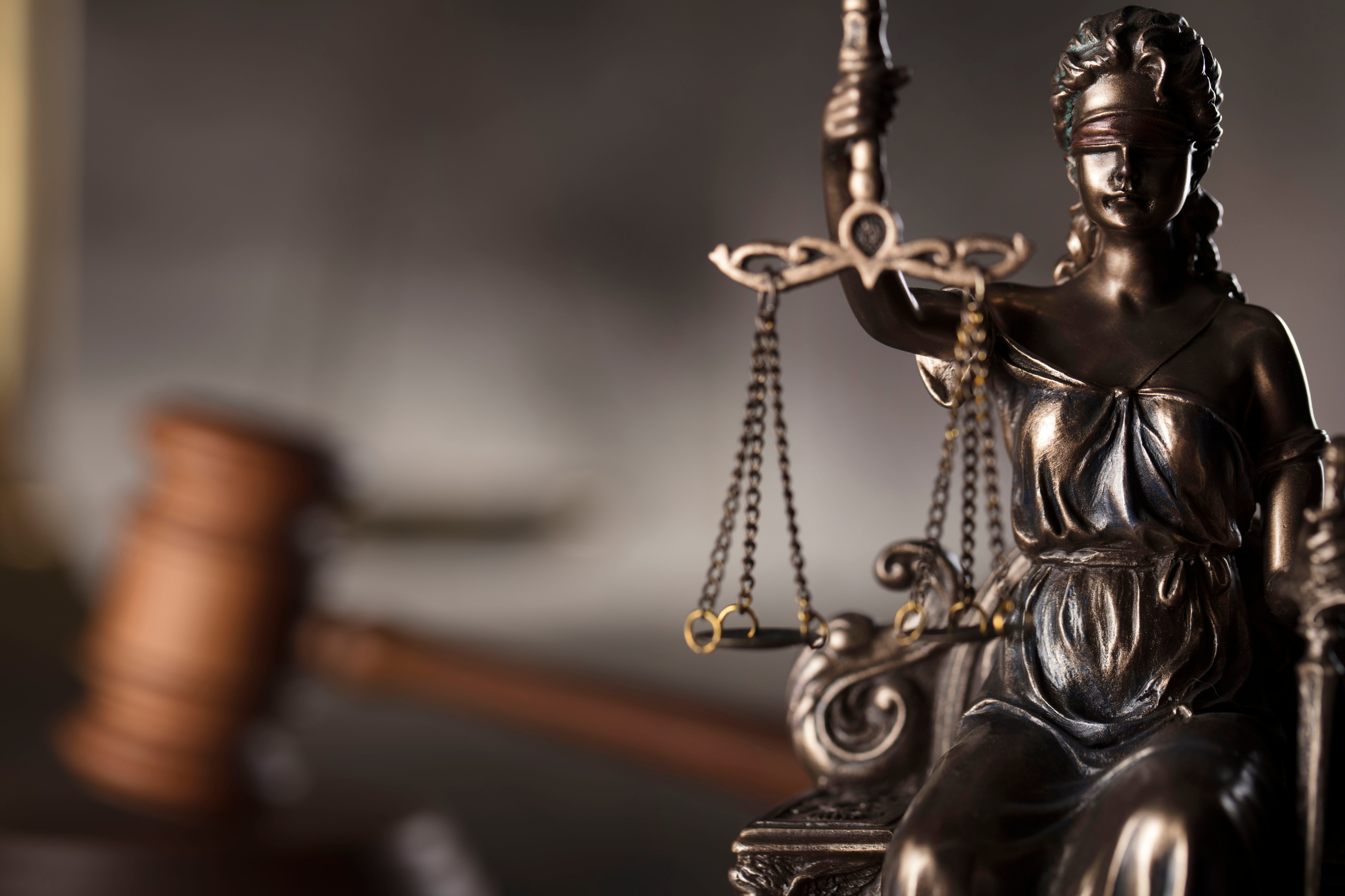 Mazo de juez y estatuilla de la justicia. | Foto: Shutterstock