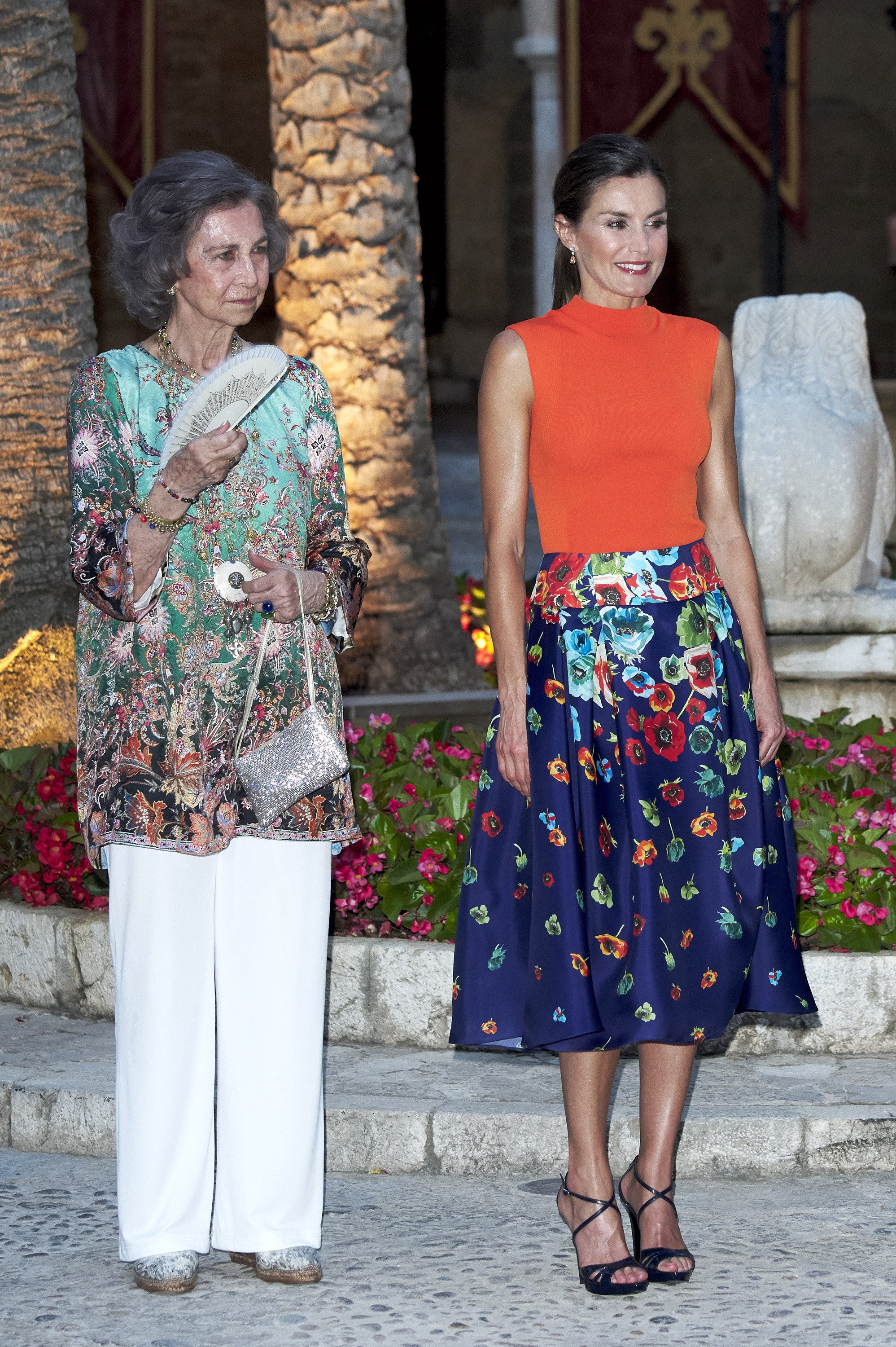 Reina Letizia de España (der) y Reina Sofía (izq) asisten a cena para las autoridades en el Palacio de La Almudaina el 3 de agosto de 2018 en Palma de Mallorca, España || Fuente: Getty Images