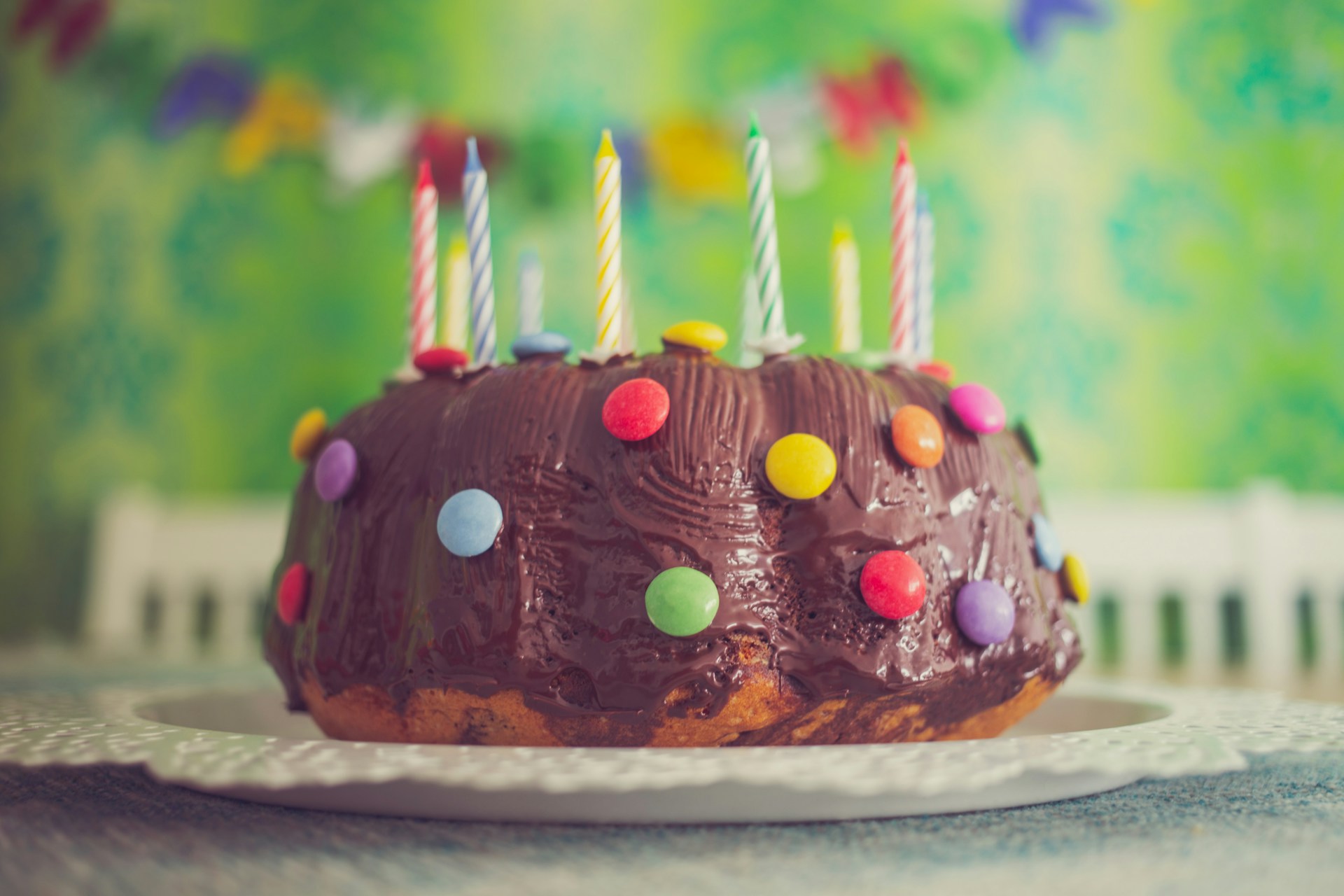 Un pastel de cumpleaños sobre una mesa | Fuente: Unsplash