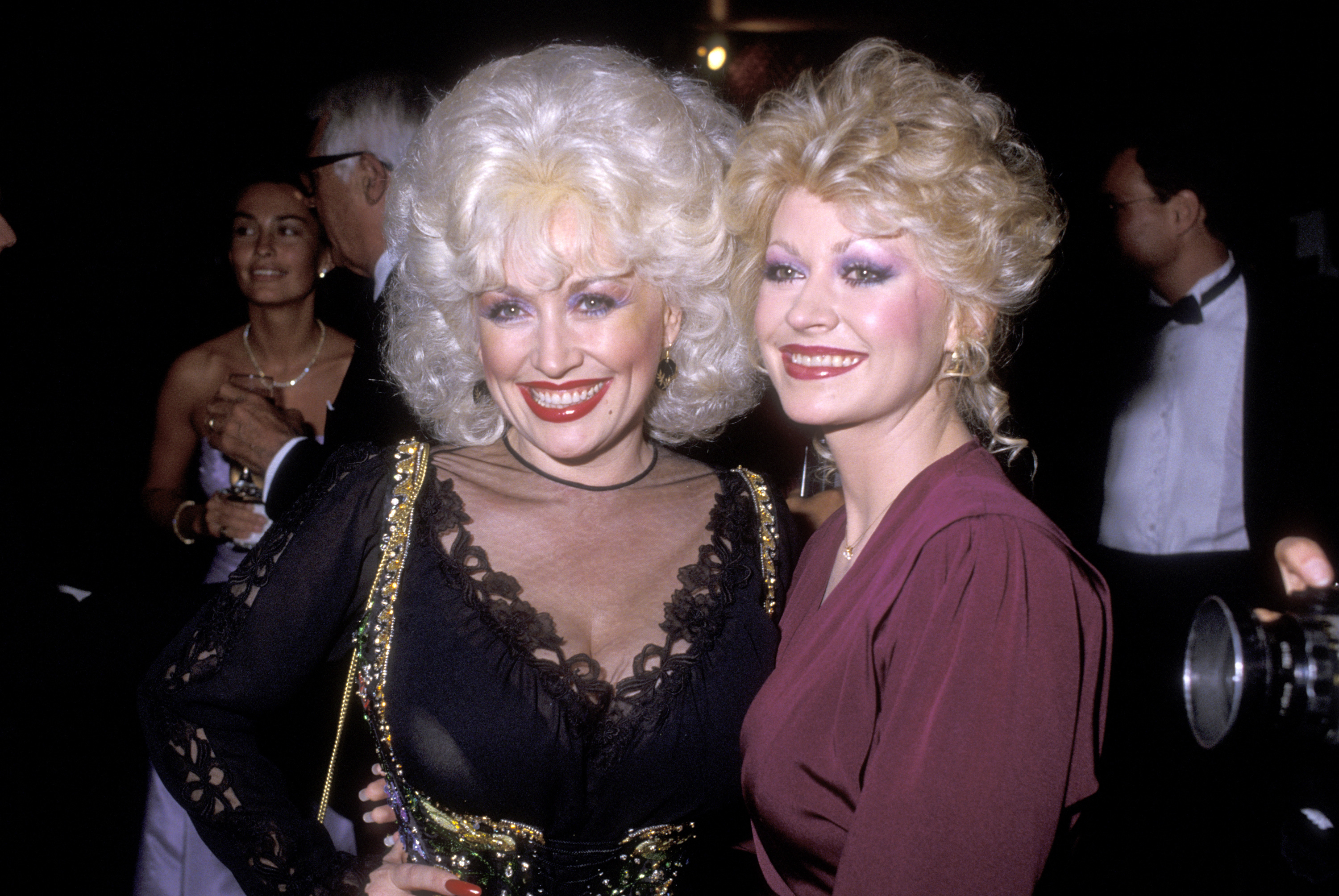 Dolly Parton y Rachel Dennison en el Baile Carrusel de la Esperanza 1983 a beneficio del Centro Barbara Davis para la Diabetes Infantil, el 8 de octubre de 1983, en Denver, Colorado | Fuente: Getty Images