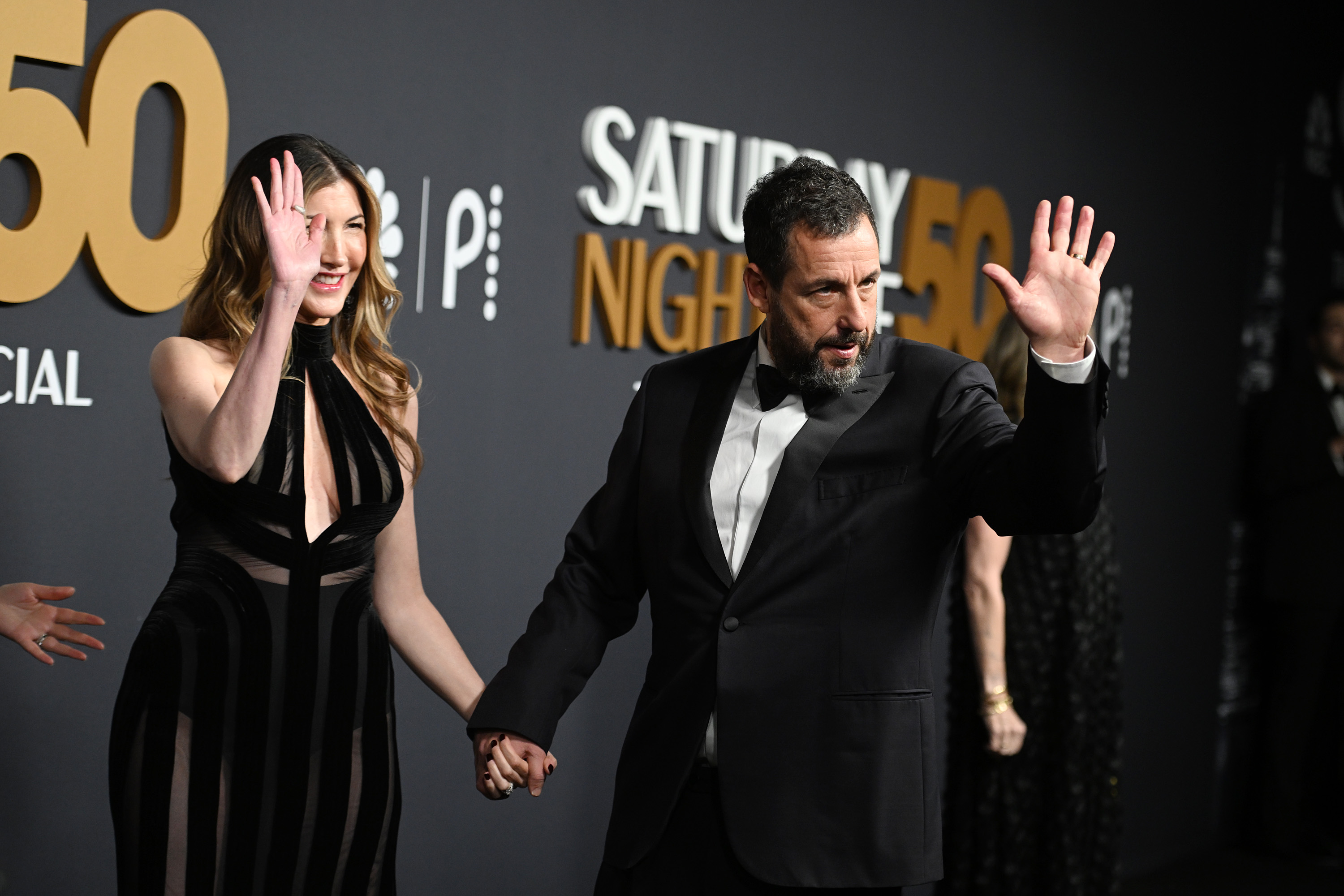 Jackie Sandler y Adam Sandler son vistos saludando a las cámaras durante su aparición en "SNL50: The Anniversary Special" en el 30 Rockefeller Plaza el 16 de febrero de 2025, en Nueva York | Fuente: Getty Images