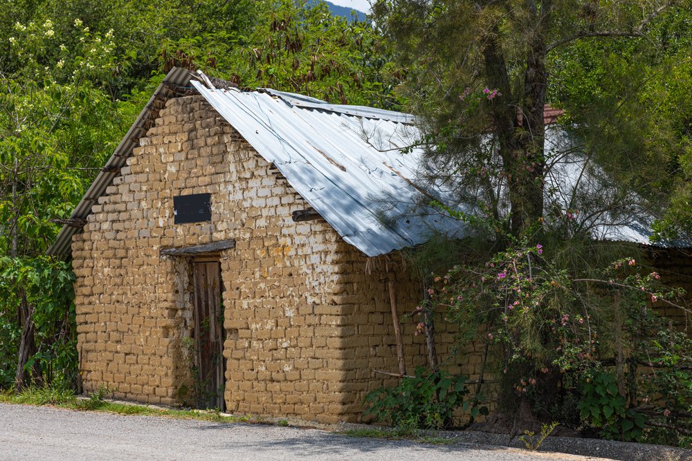 Casa humilde hecha de ladrillos de adobe y techo de láminas de zinc. | Foto: Shutterstock.