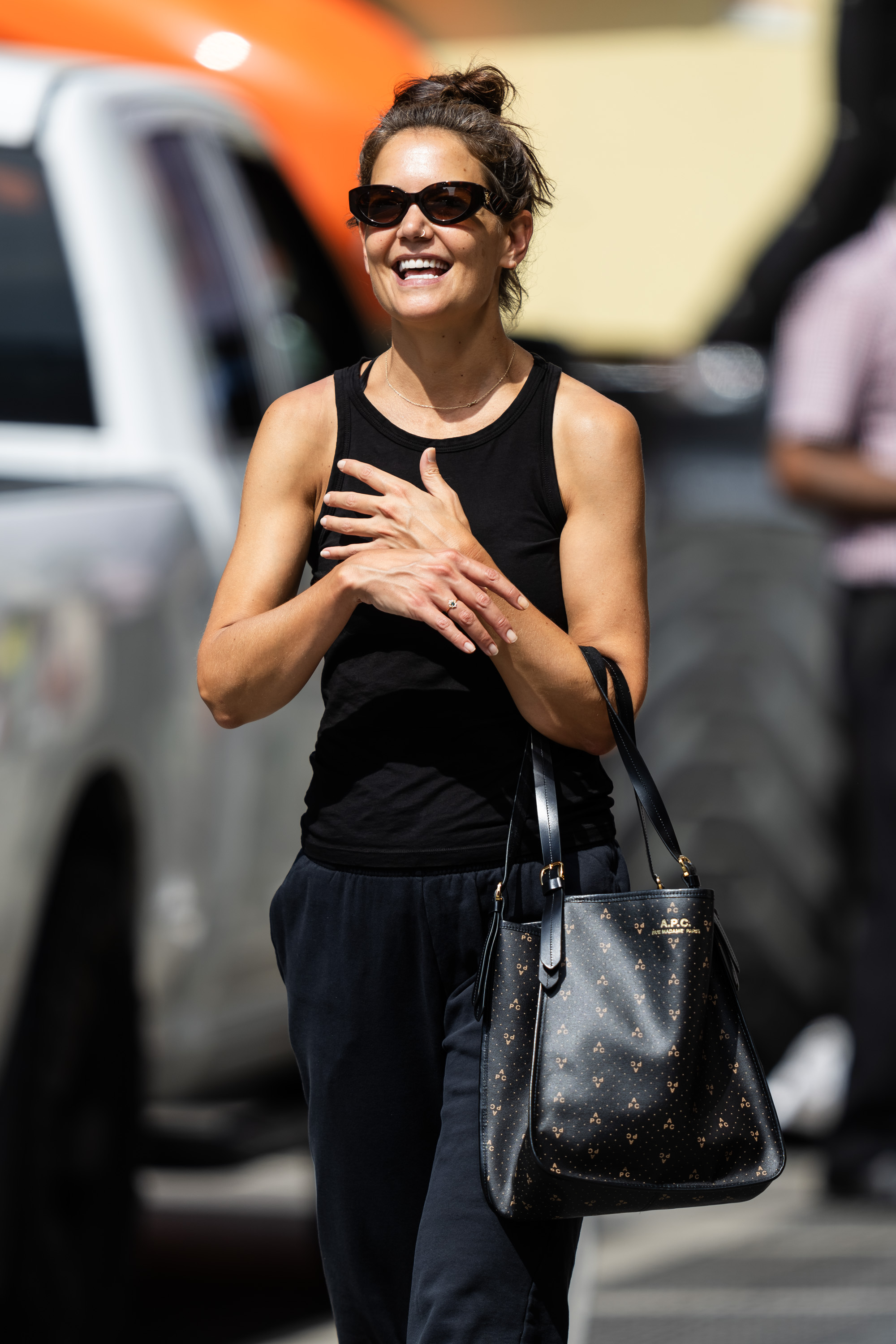 Katie Holmes sonríe mientras pasea por NoHo, Nueva York, el 14 de agosto de 2023 | Fuente: Getty Images