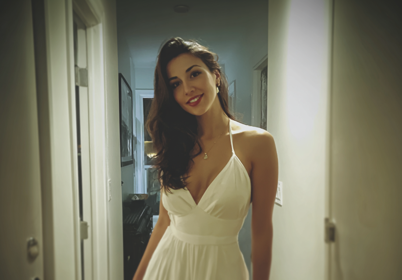 Una donna sorridente in piedi in un corridoio di casa | Fonte: Midjourney