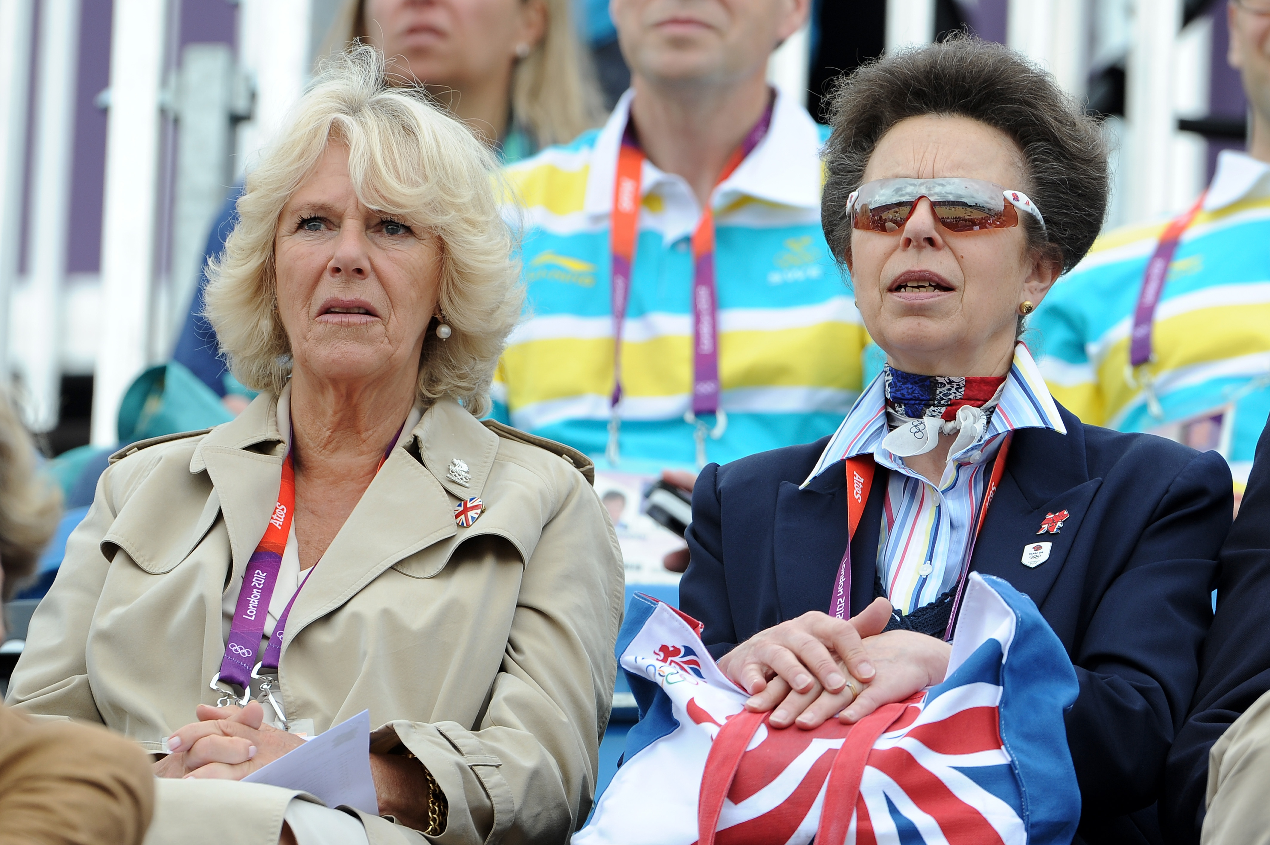 La reina Camilla y la princesa Anne en el concurso hípico de salto de obstáculos del cuarto día de los Juegos Olímpicos de Londres 2012, el 31 de julio en Inglaterra. | Fuente: Getty Images