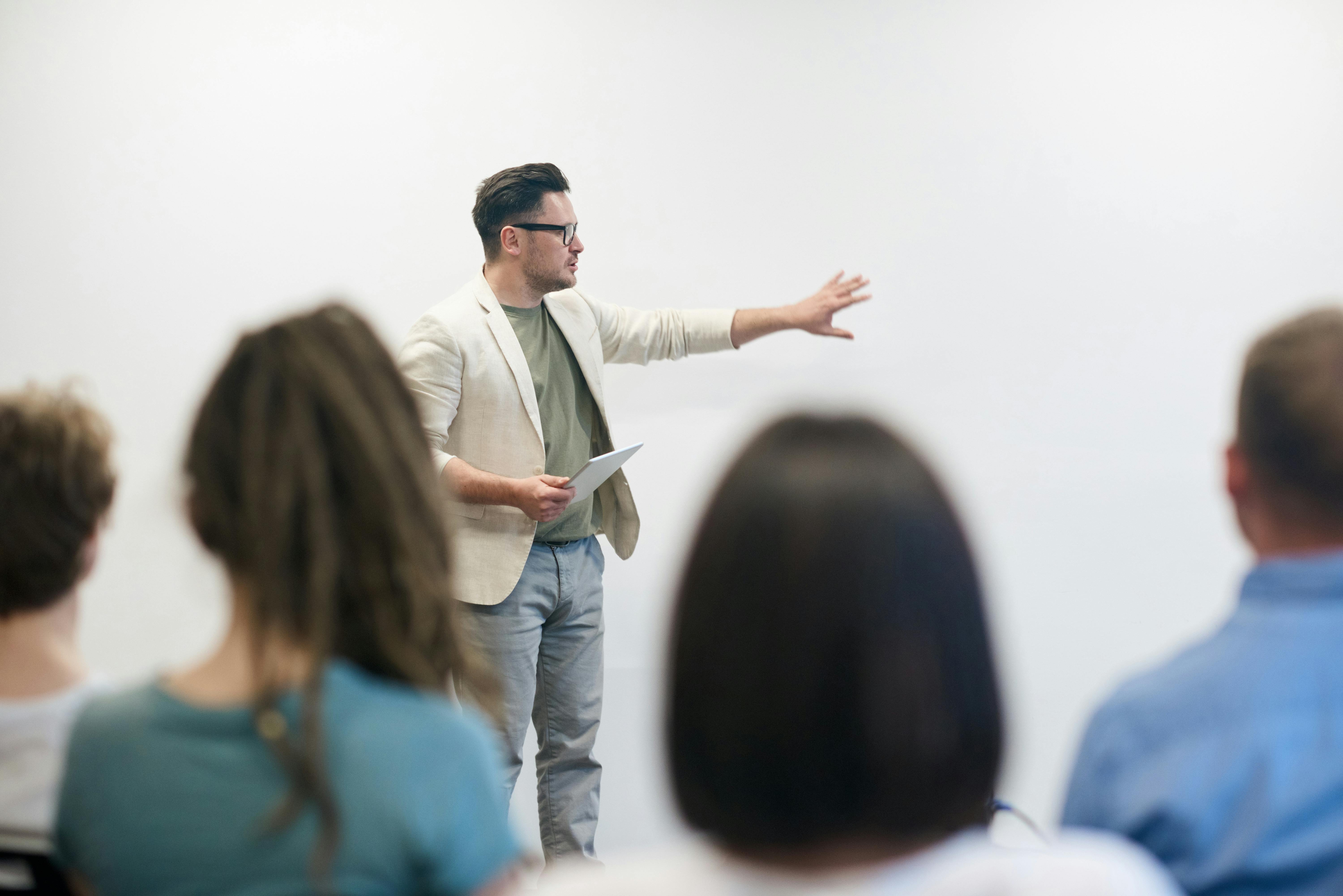 Un hombre presentando | Fuente: Pexels