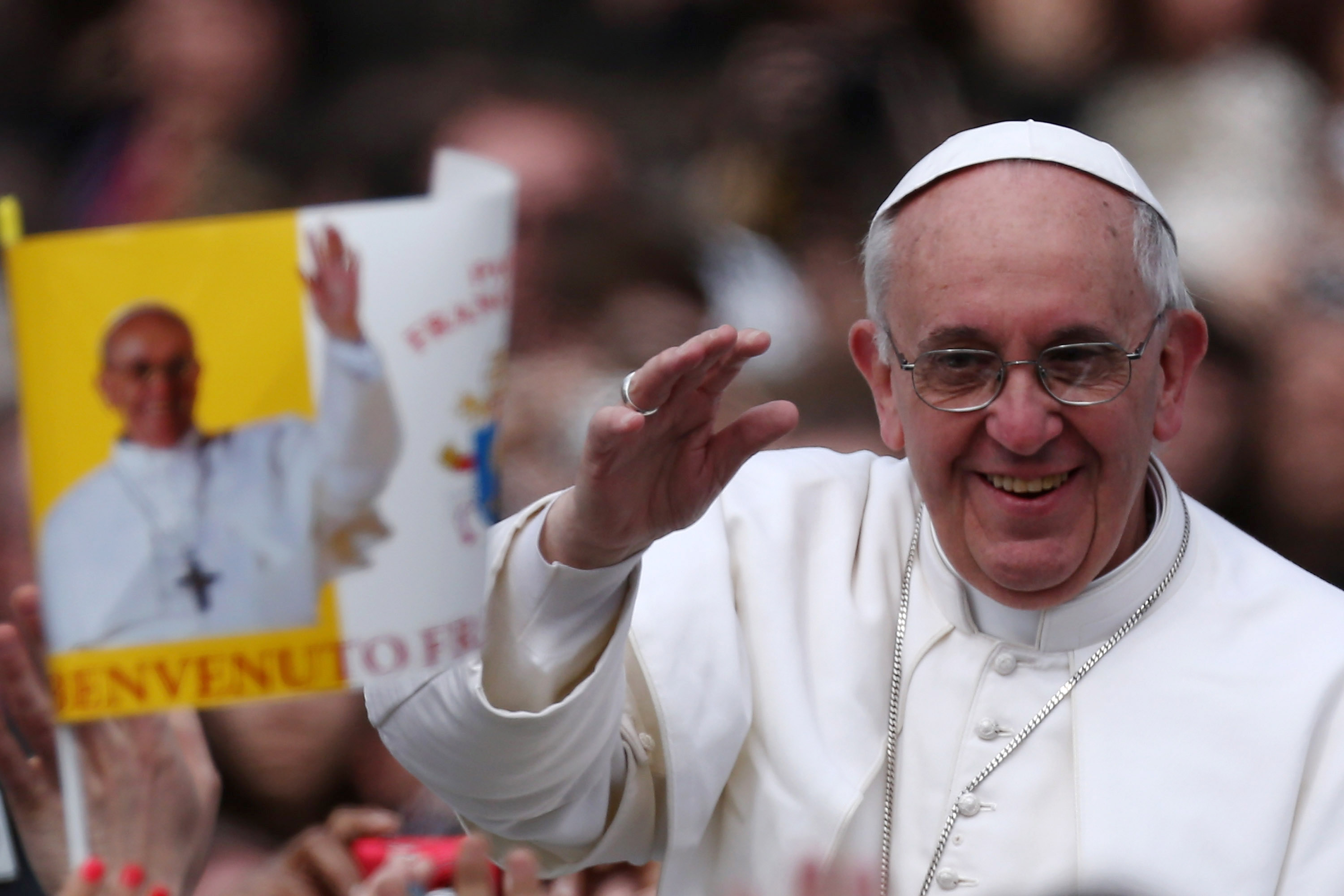 El papa Francisco saluda a los fieles antes de su primera bendición "Urbi et Orbi" desde el balcón de la Basílica de San Pedro durante la Misa de Pascua el 31 de marzo de 2013 en la Ciudad del Vaticano, Vaticano. | Fuente: Getty Images.