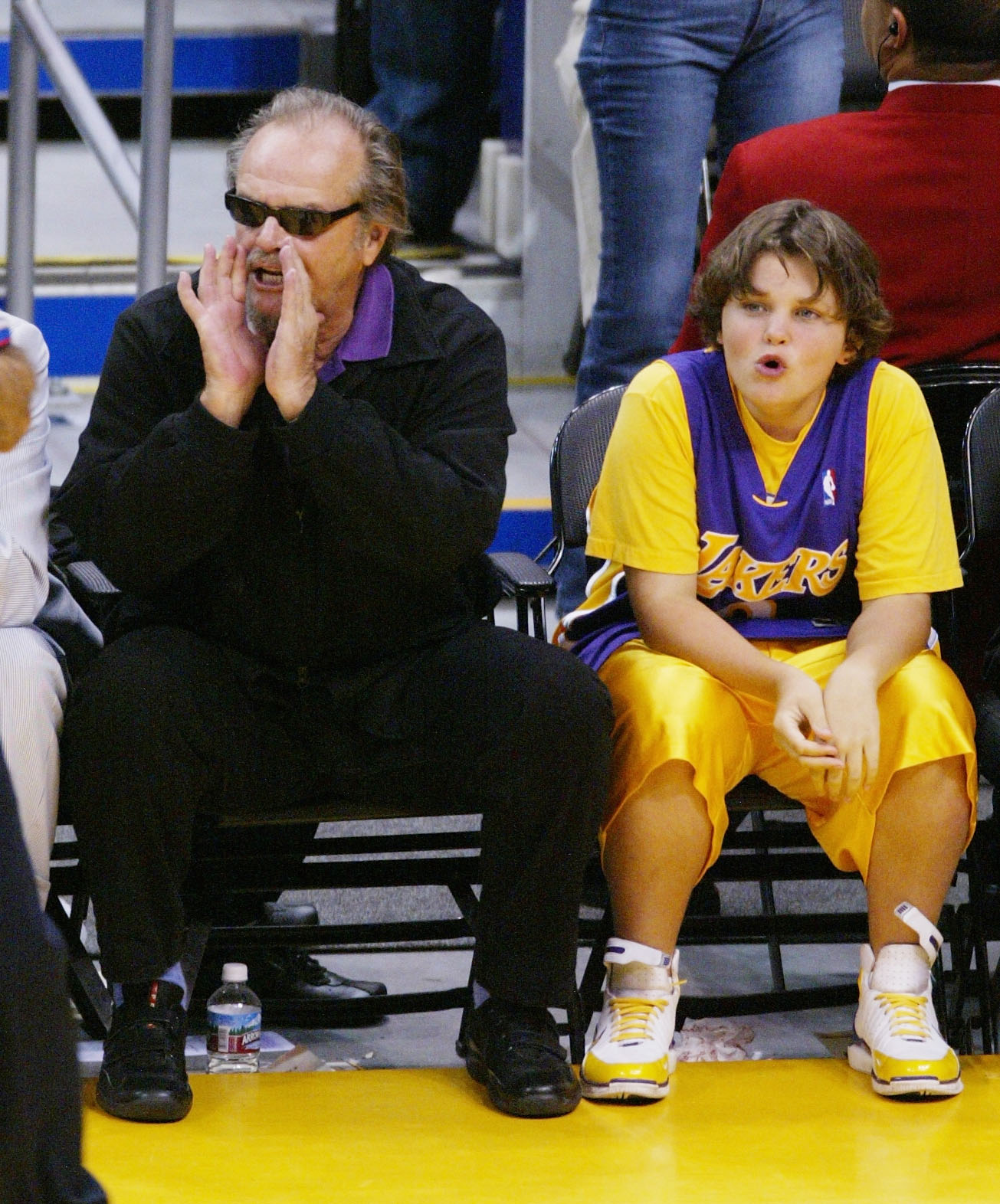 Jack y Ray Nicholson en el 2º partido de las Finales de la NBA de 2004 entre los Detroit Pistons y Los Angeles Lakers, el 8 de junio en Los Angeles, California | Fuente: Getty Images