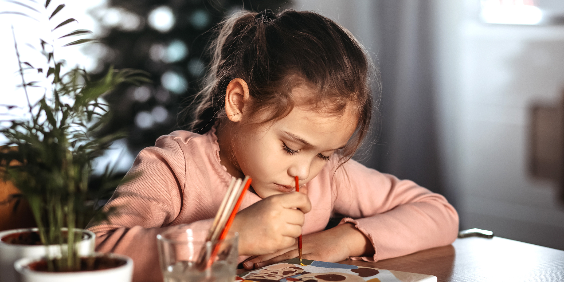 Una chica pintando | Fuente: Shutterstock