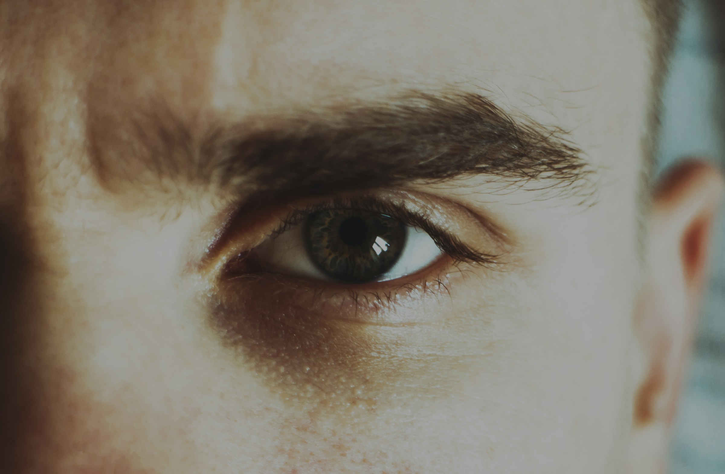Primo piano dell'occhio di un uomo | Fonte: Unsplash
