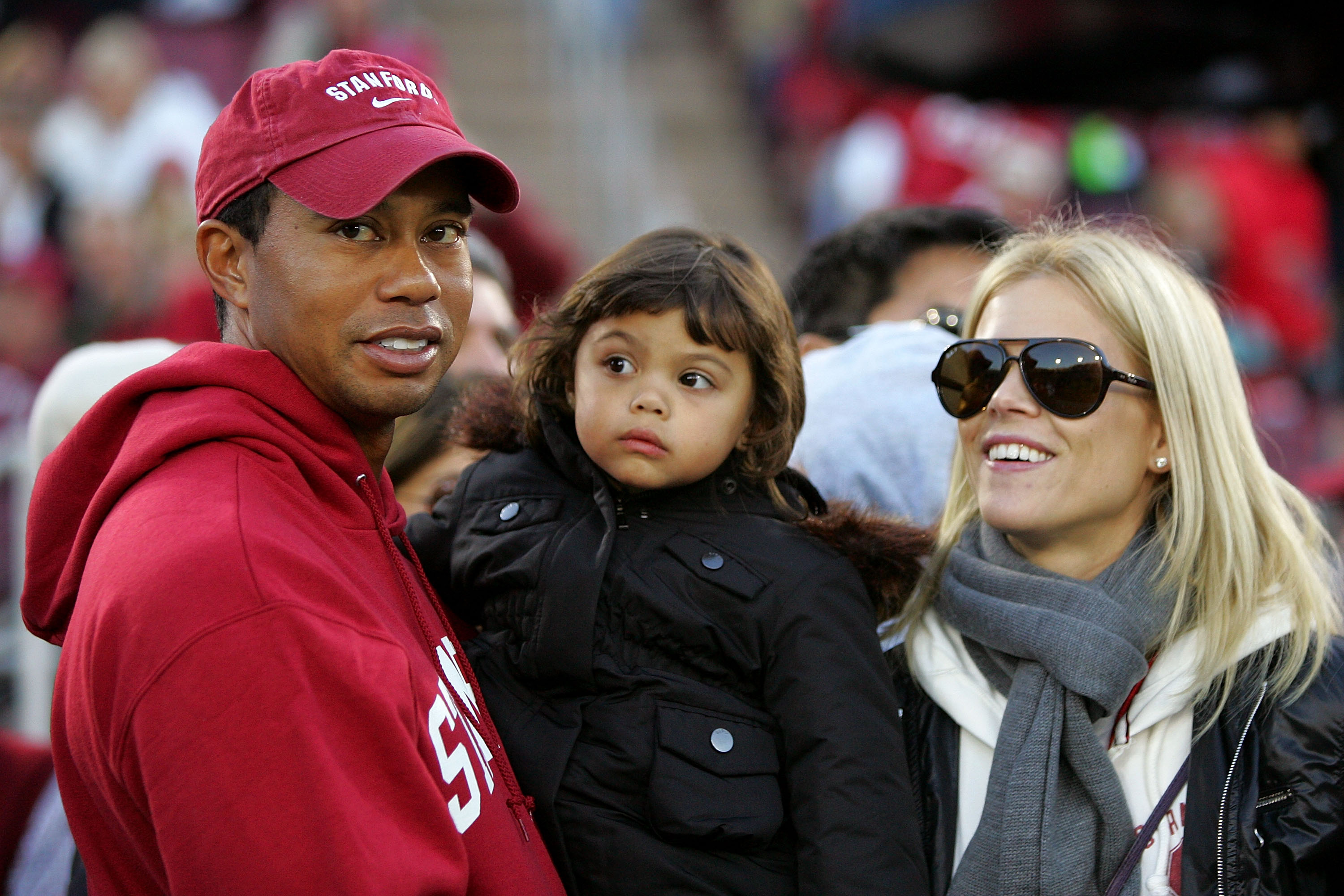 Tiger Woods, Elin Nordegren y su hija Sam aparecen en una foto en la banda antes del partido de los Cardenales contra los Osos de California en el estadio de Stanford el 21 de noviembre de 2009 | Fuente: Getty Images
